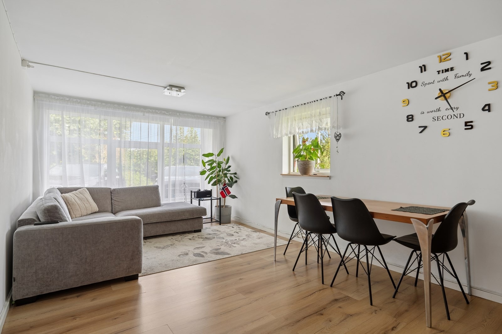 Lys og pen stue med store vindusflater som gir godt med lys inn i boligen. Galleribilde