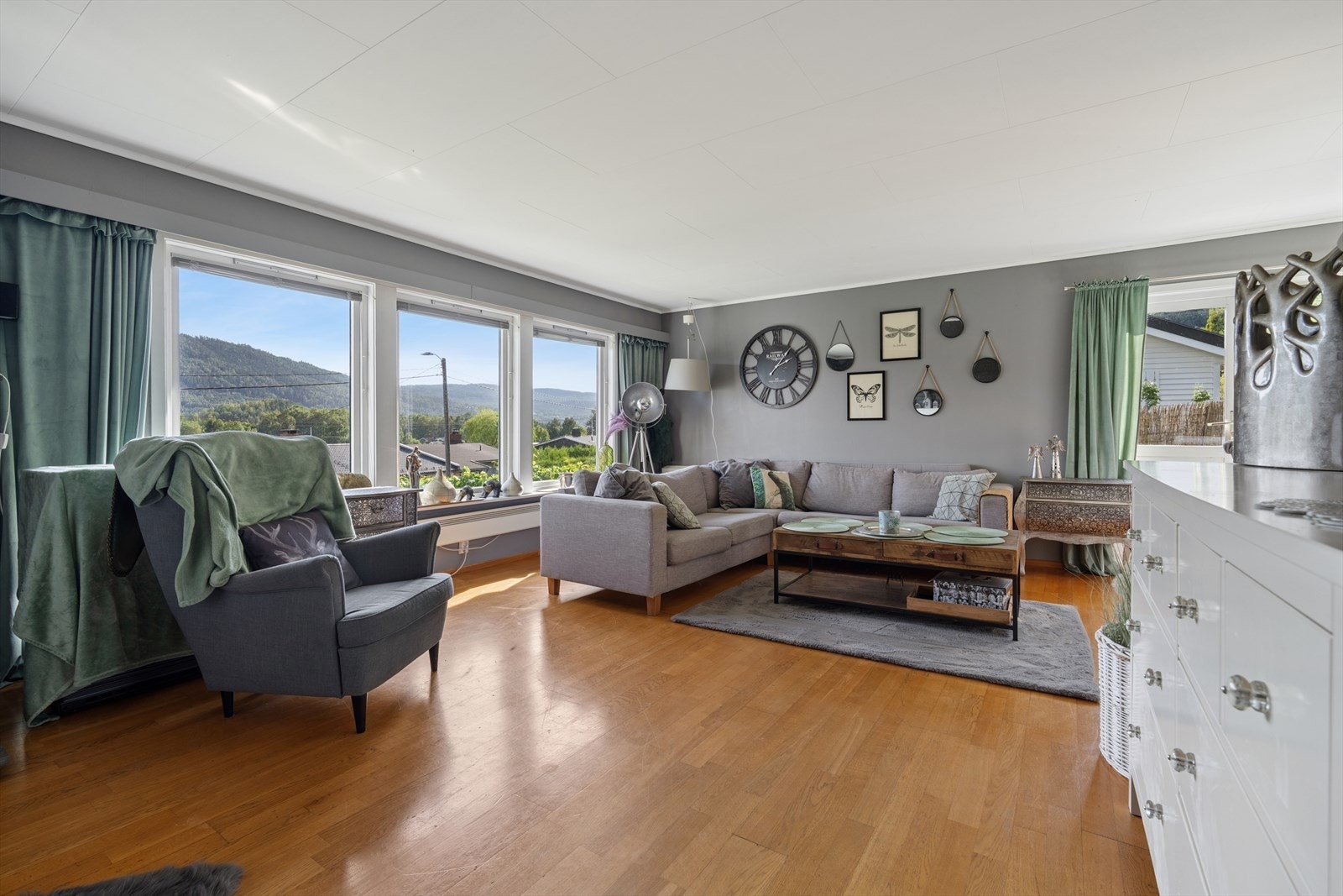 Stuen er romslig og har god plass til både sofa og spisbord. Galleribilde