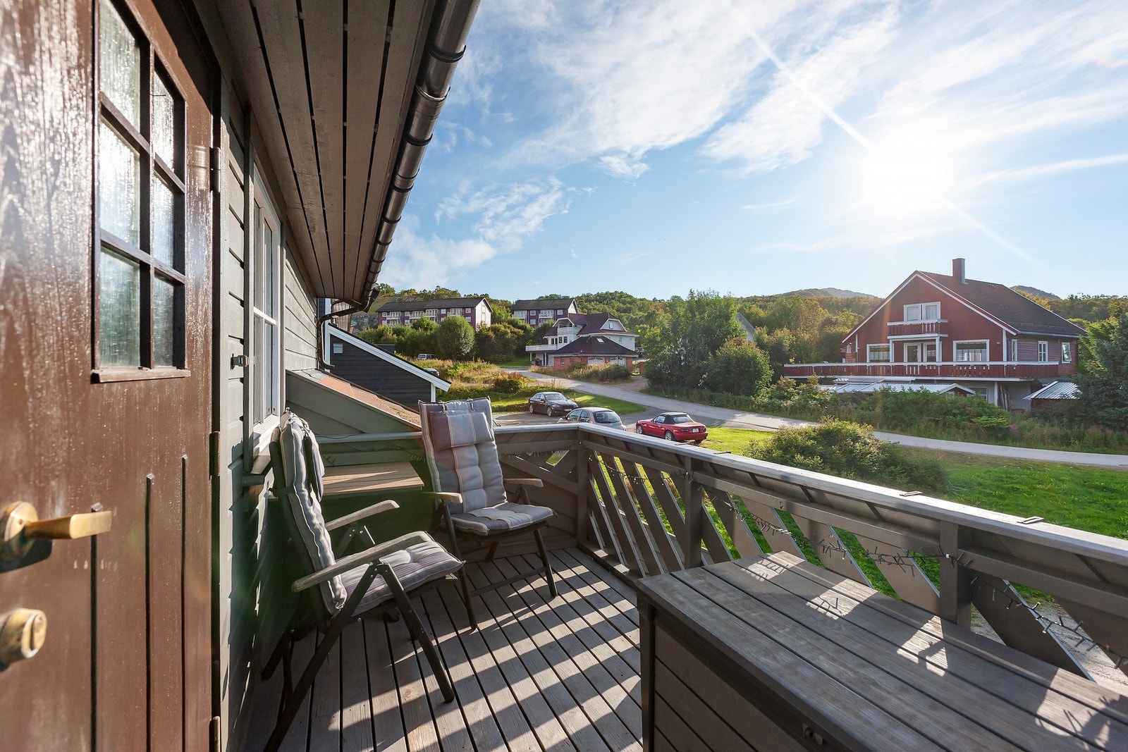 Inngangsparti har god plass til sittegruppe. Her kan du også nyte gode solforhold. Galleribilde