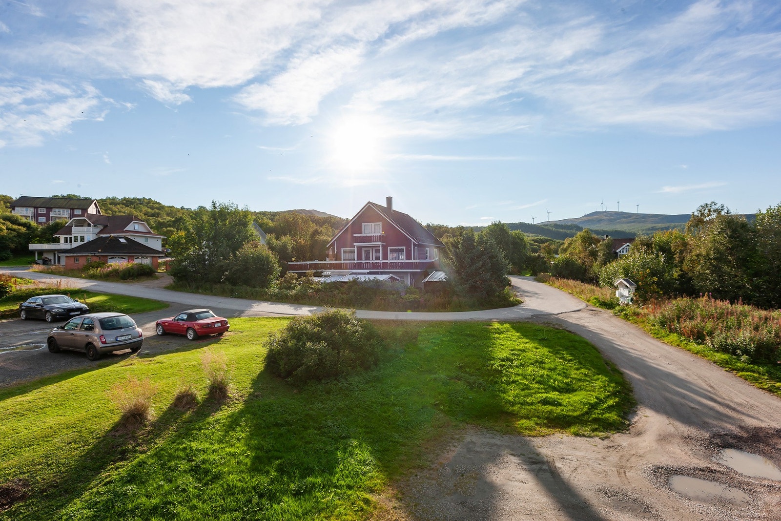Det medfølger 1 parkeringsplass, samt 1 gjesteparkering på felles gårdsplass. Galleribilde