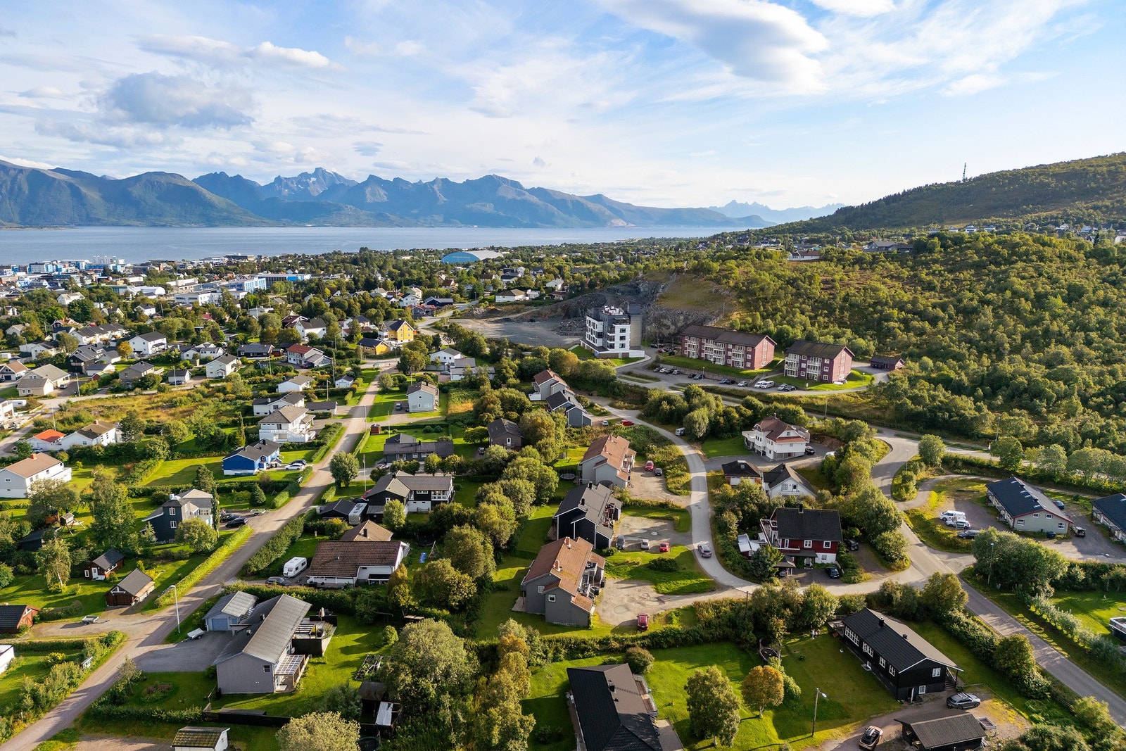 Leiligheten ligger meget sentralt til med gangavstand til det aller meste av fasiliteter. Galleribilde
