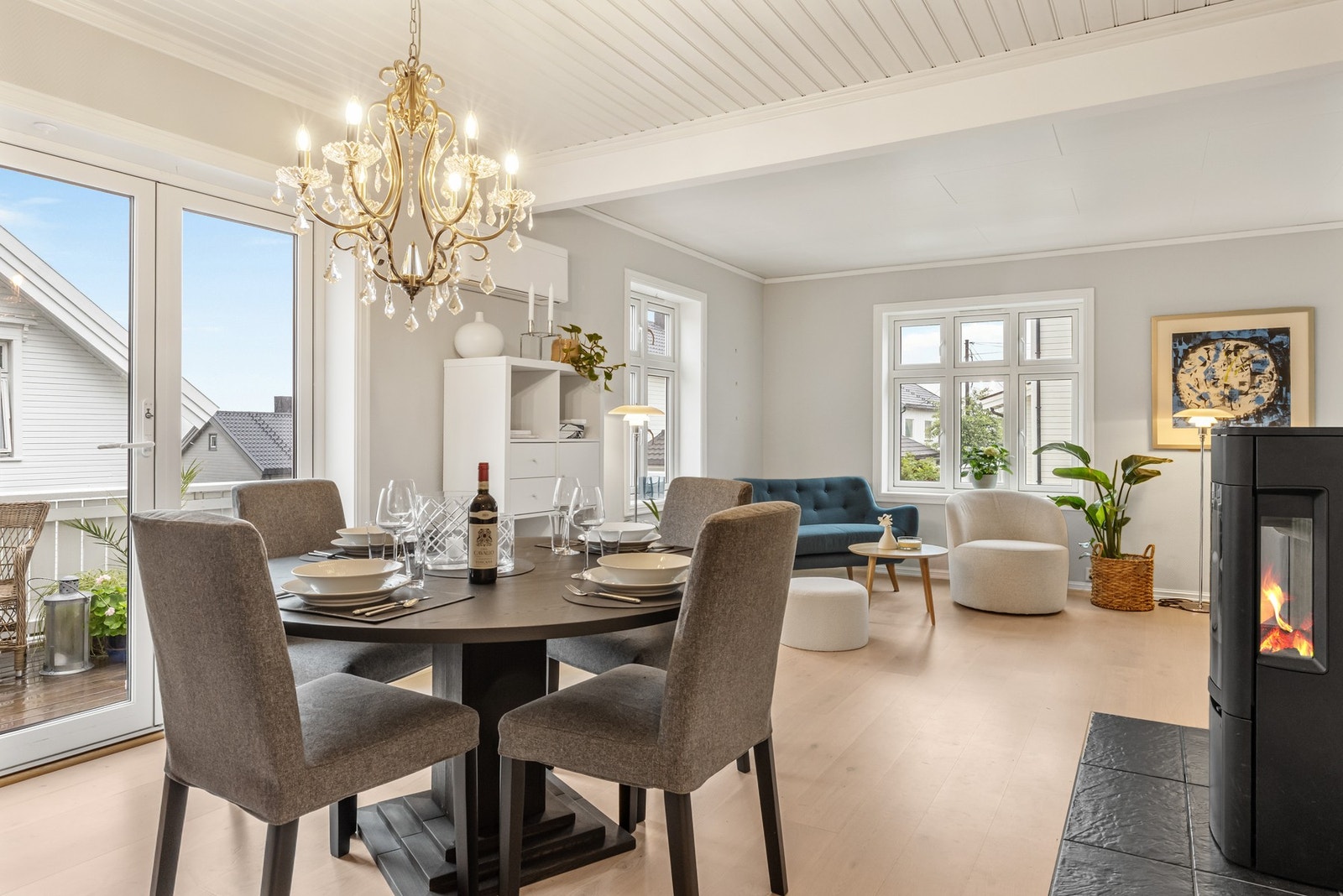 Godt lysinnslipp som skaper en åpen og behagelig romfølelse Galleribilde
