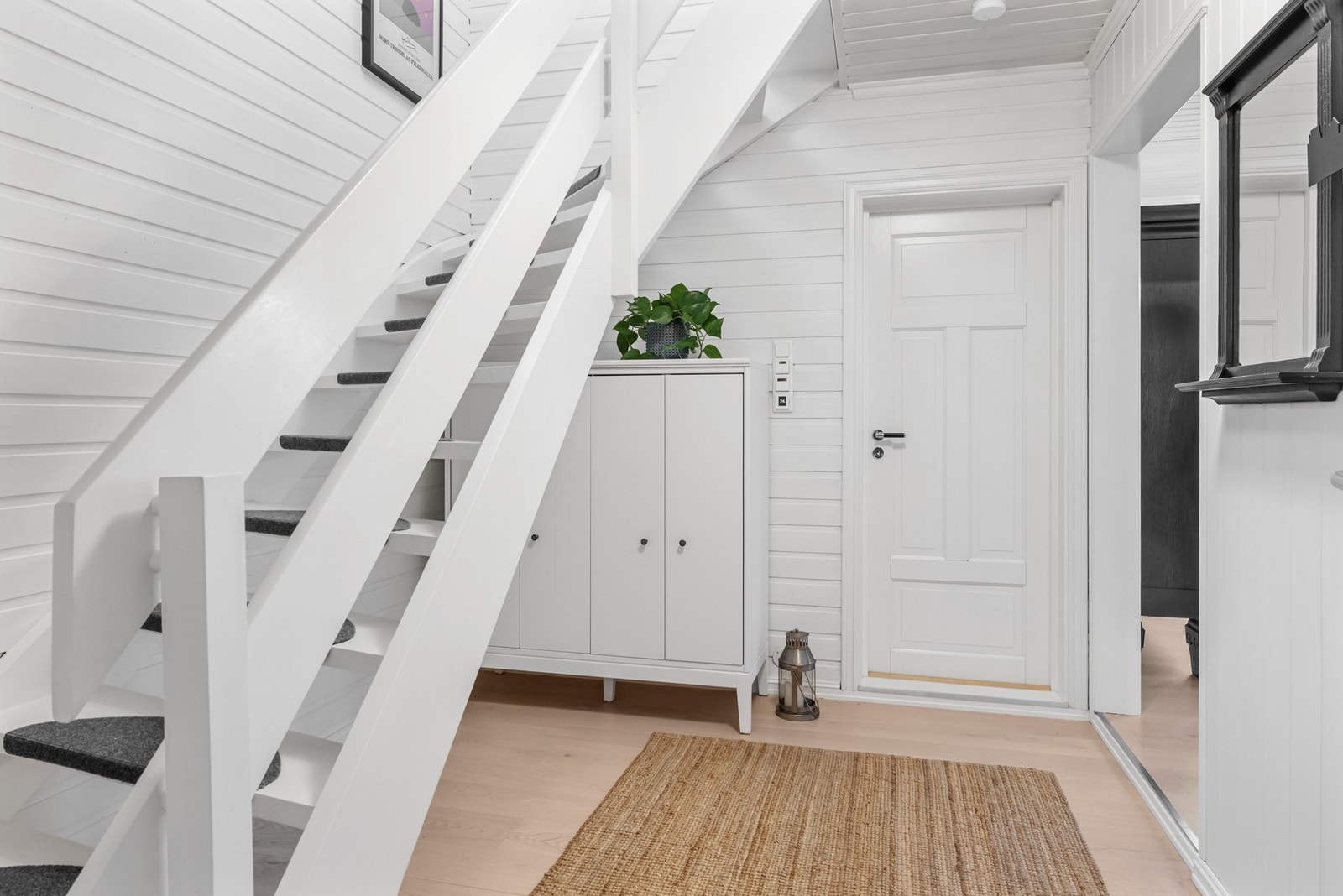 Trappen leder opp til boligens 2. etasje Galleribilde
