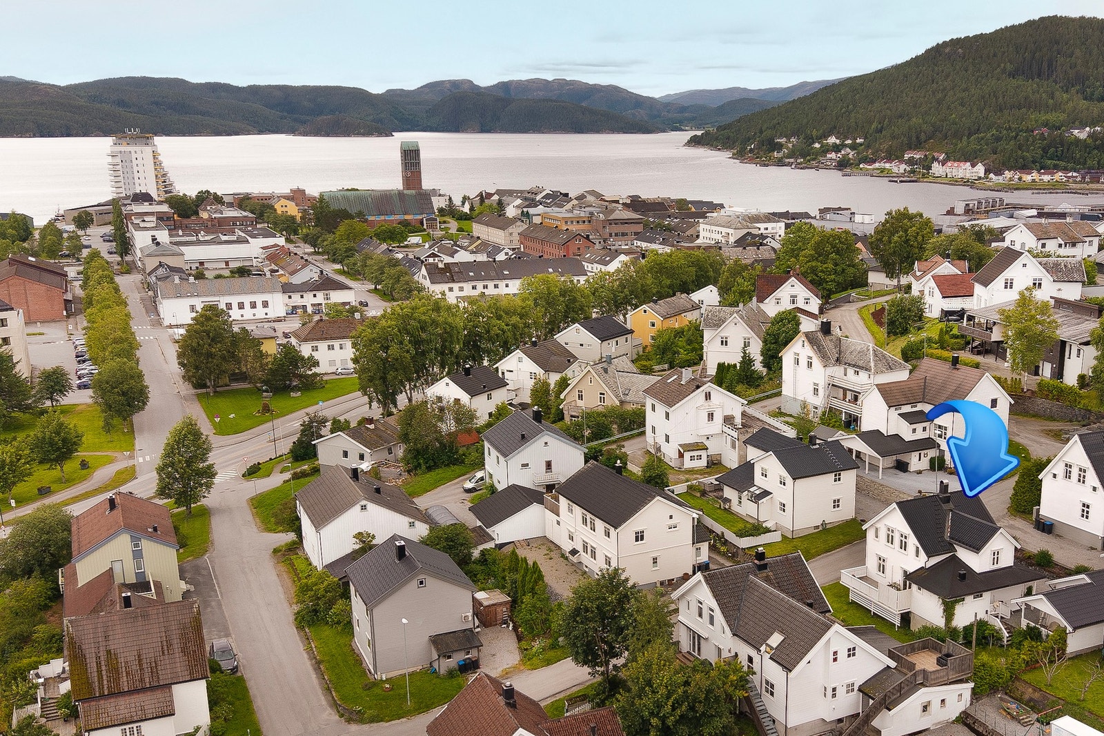 Tilbaketrukne omgivelser, og samtidig med kort vei til sentrum, sykehus, skole og barnehage Galleribilde