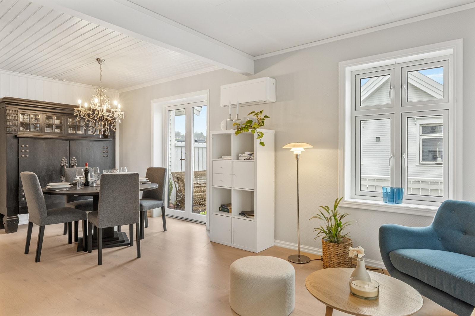 Utgang fra stuen til en trivelig veranda Galleribilde