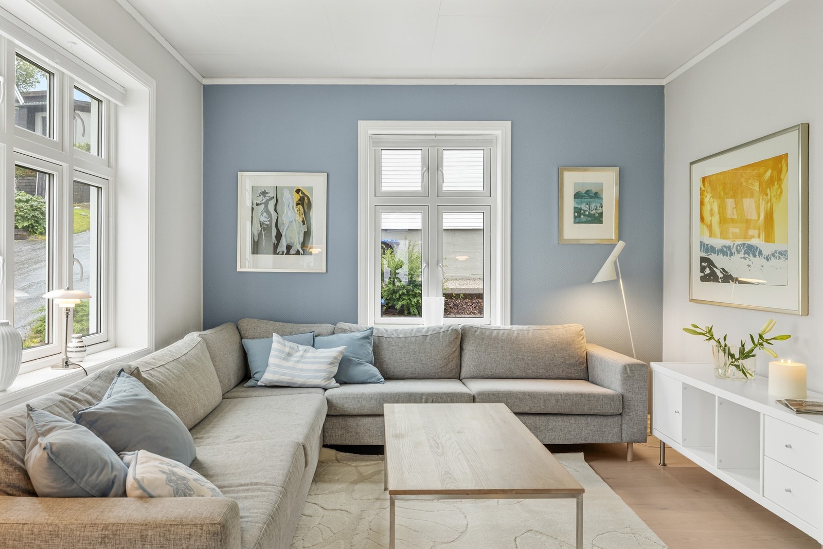 Lyst og tiltalende med overflater i delikate og lyse toner Galleribilde