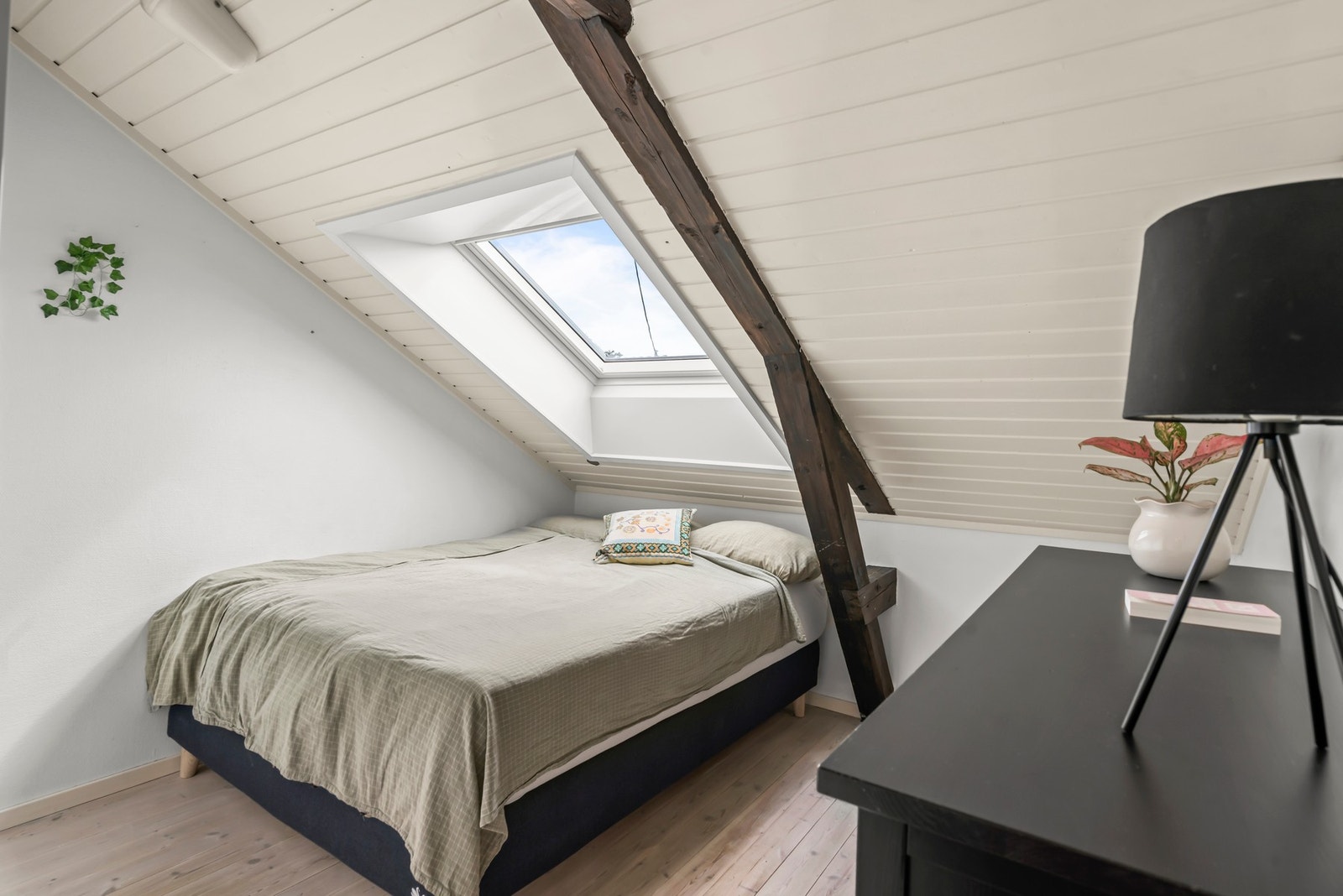 Rolig hovedsoverom med plass for dobbeltseng, kommode og garderobeskap Galleribilde