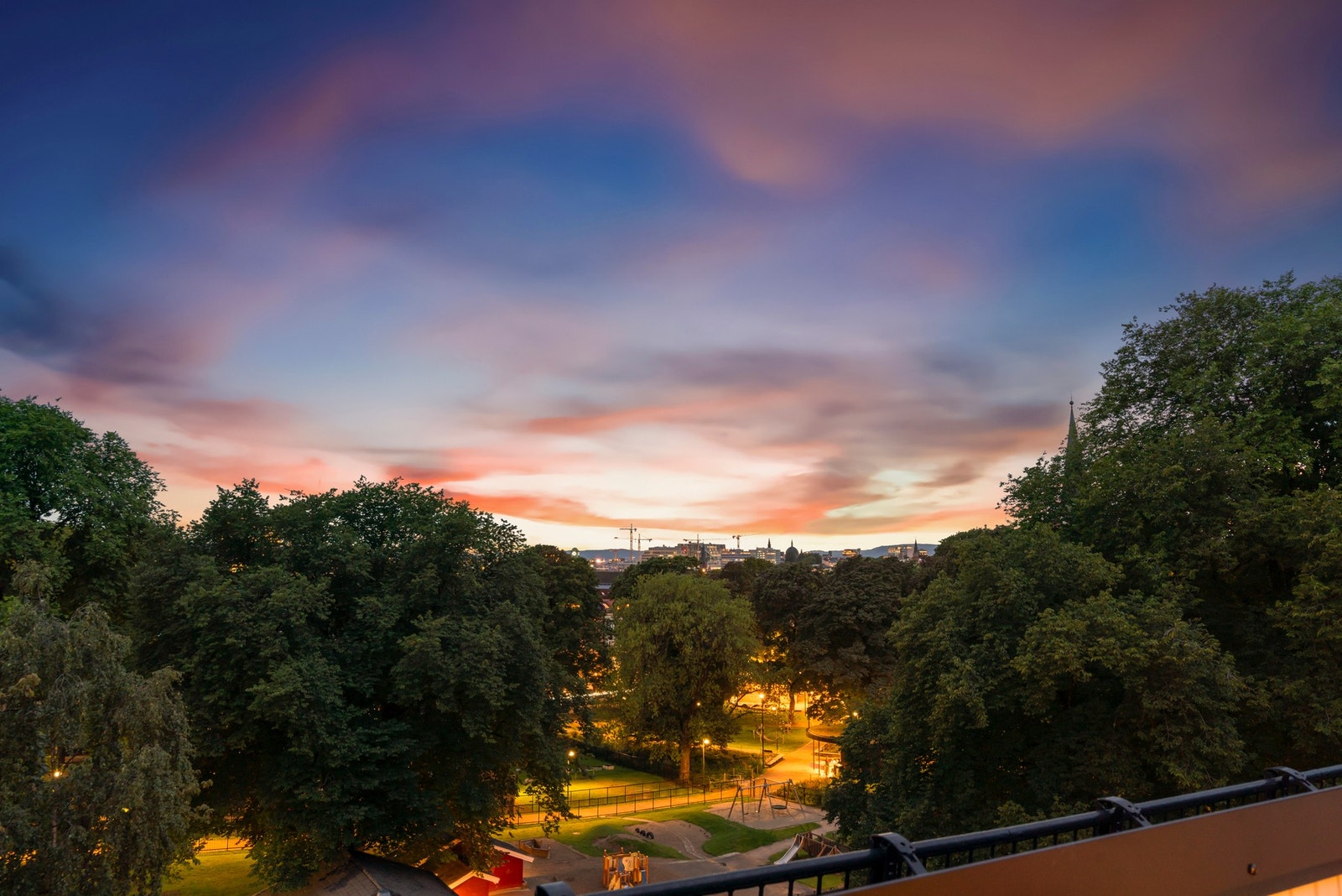 Fra takterrassen har man flott sol og utsiktsforhold over Sofienbergparken og videre mot Oslo sentrum Galleribilde