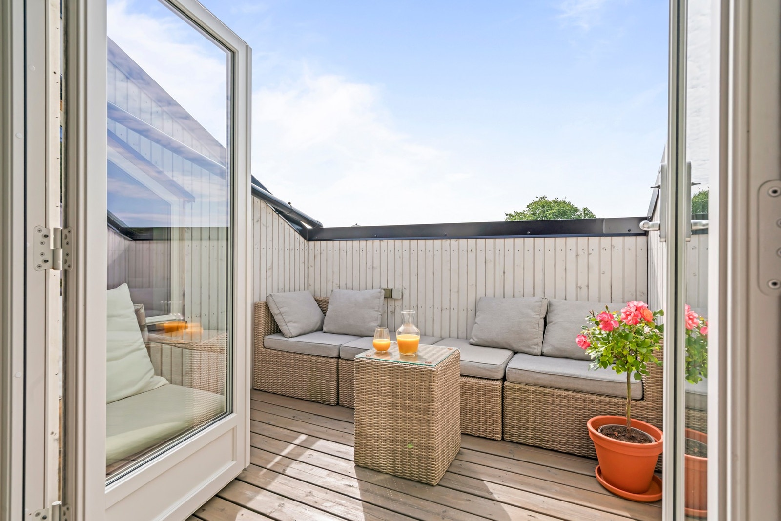 En egen uteplass med det lille ekstra. Takterrassen er sørvestvendt med gode solforhold fra morgen til kveld Galleribilde