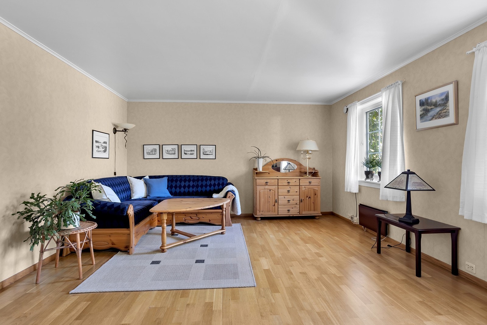 Stuen i underetasje har god plass til sittegruppe. Galleribilde