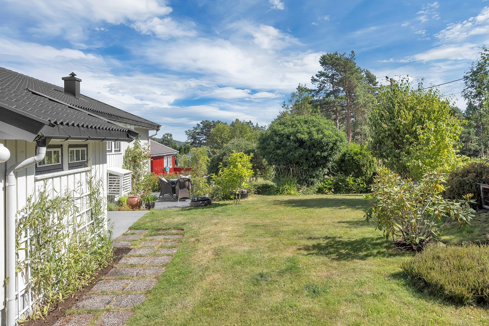 Solrik hage med god plass til lek og opphold. Galleribilde