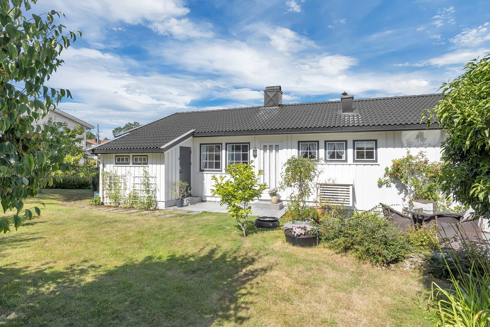 Boligen ligger med en romslig, godt opparbeidet hage rundt seg. Galleribilde