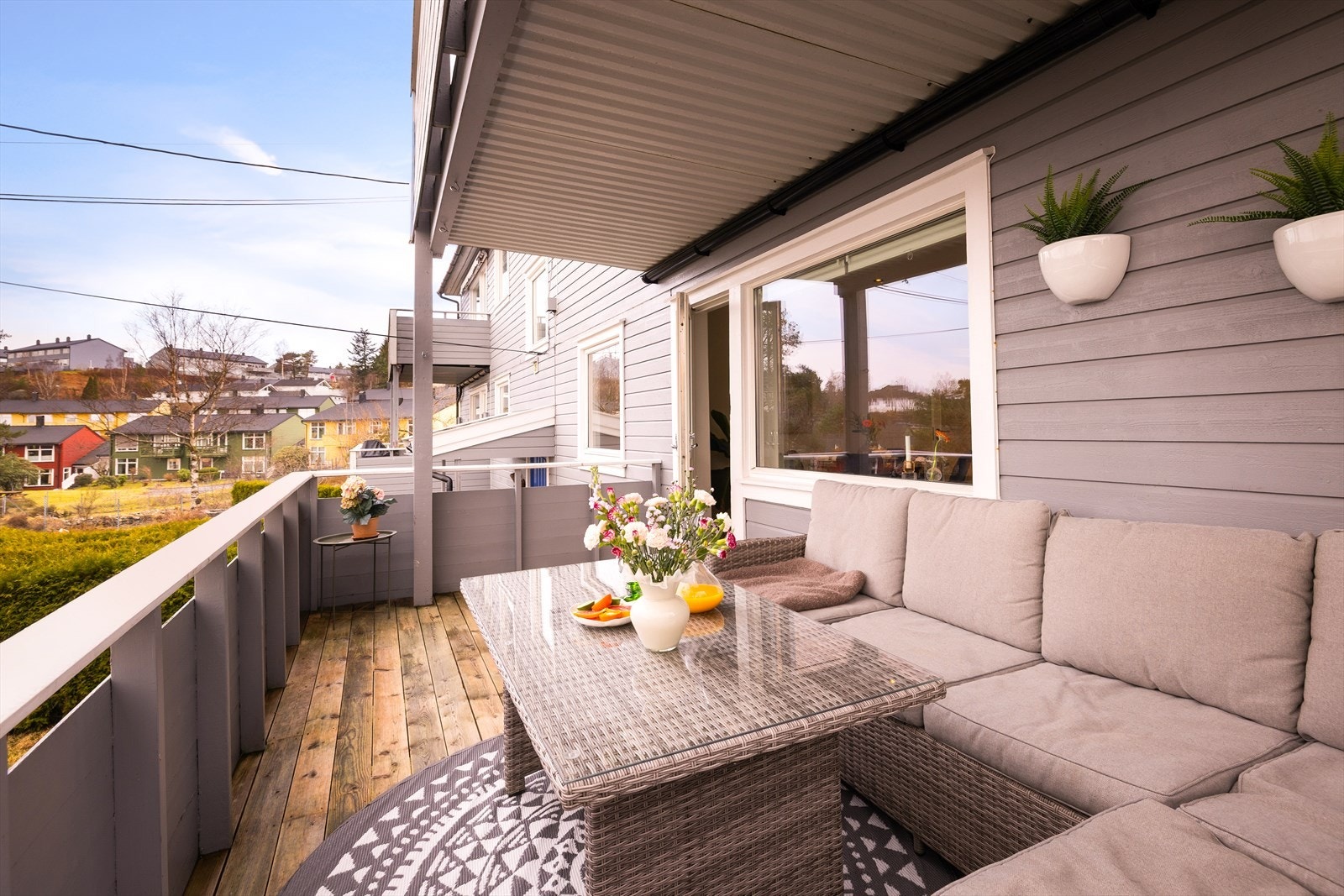 - Balkongen måler 12 m², så her er det rikelig med plass til å nyte herlige sommerdager - Galleribilde