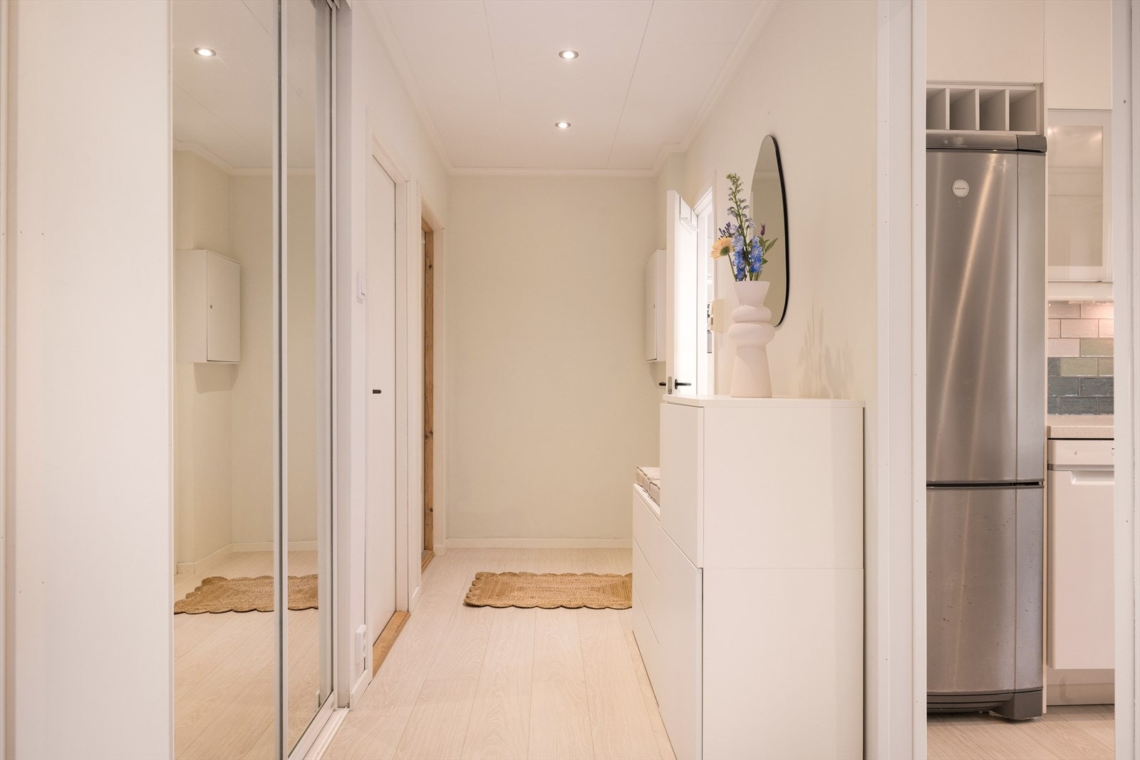 - Entréen er utstyrt med speilgarderobe som medfølger handelen - Galleribilde