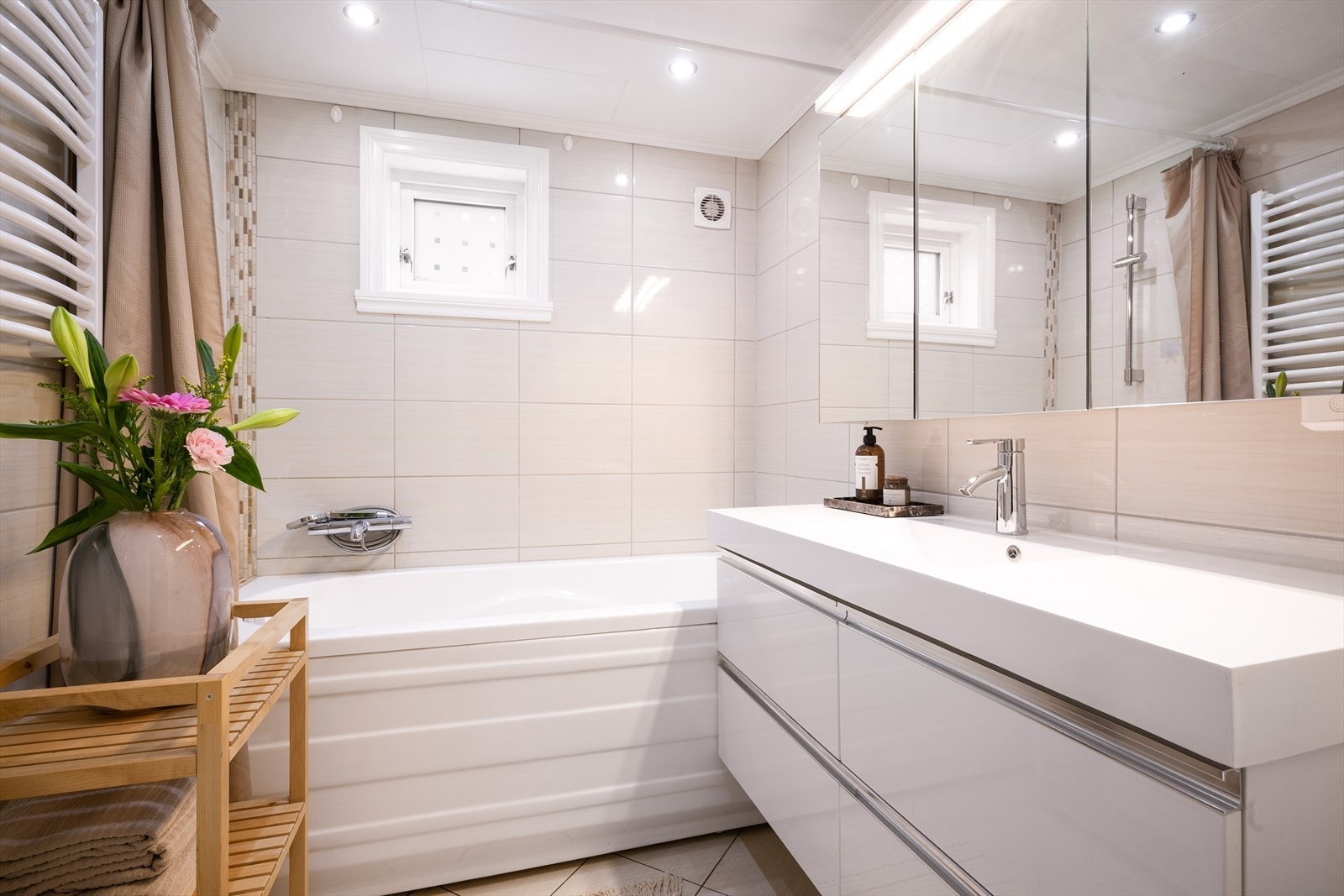 - Badet har varmekabler i gulv og servant med oppbevaring - Galleribilde