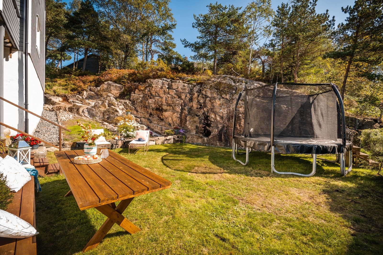 - Boligen disponerer en herlig hage - Galleribilde