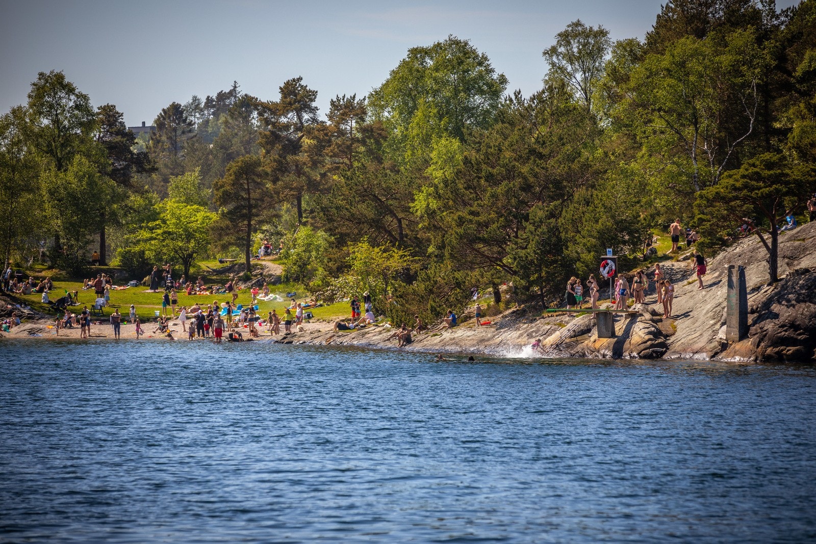 - Ikke langt unna boligen finner man badeplassen Kyrkjetangen - Galleribilde