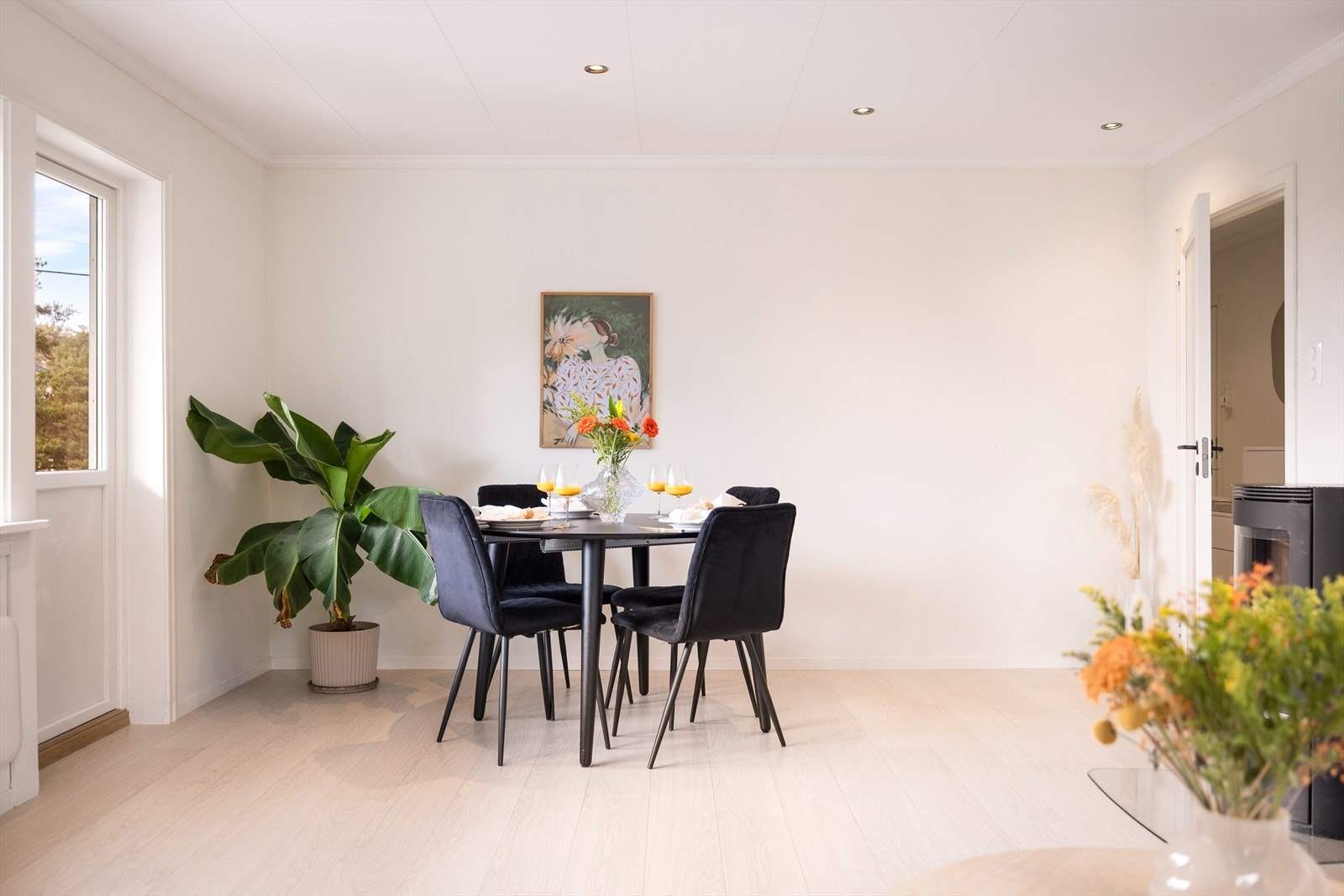 - I stuen er det plass til spisegruppe, perfekt for å invitere gjester - Galleribilde