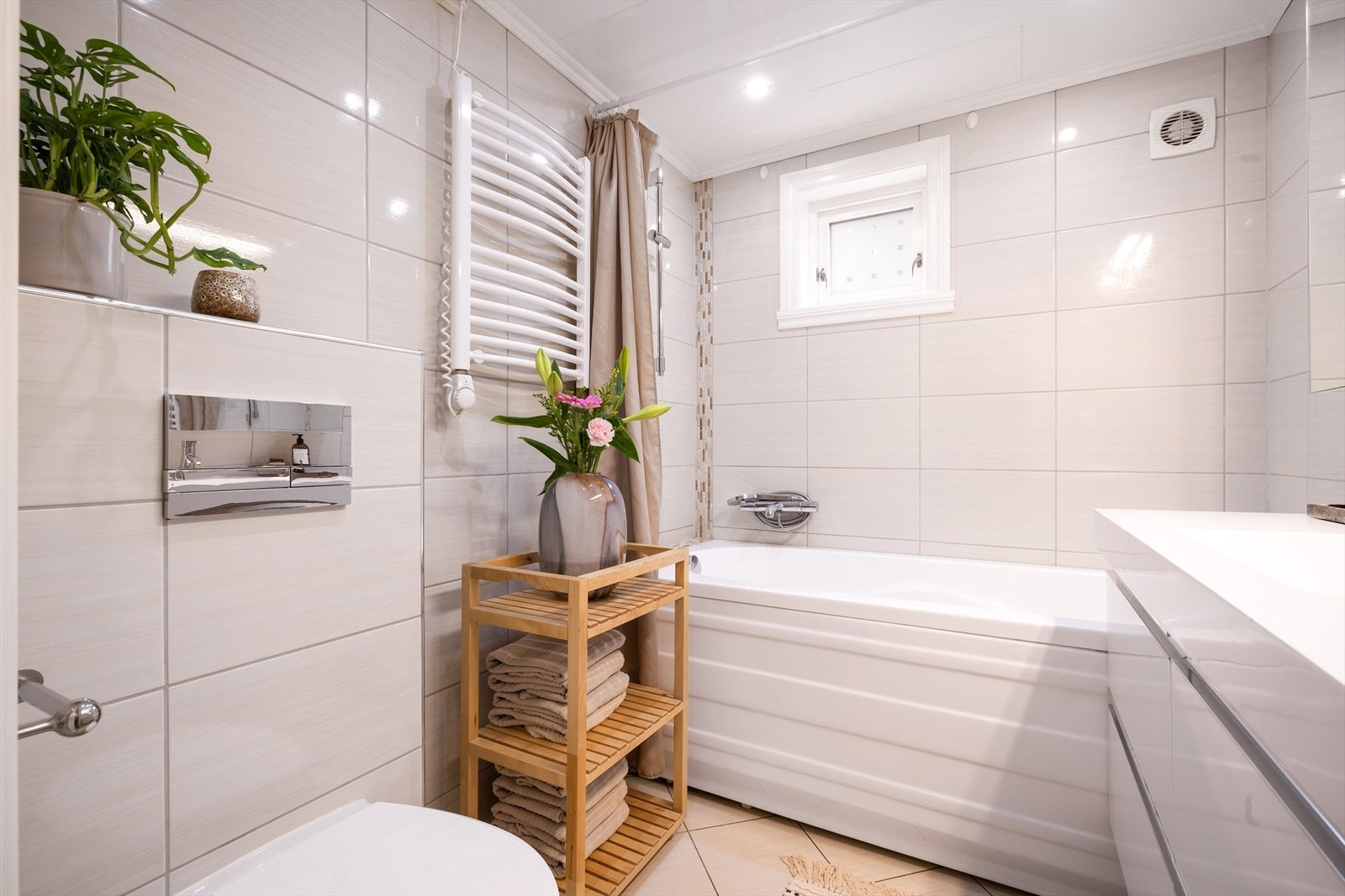 - Helfliset bad på 4 m² med badekar - Galleribilde