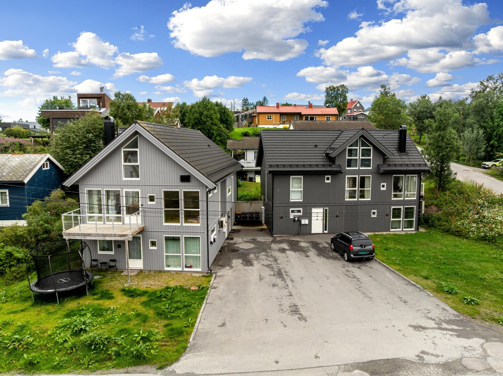 Boligen ligger i et hyggelig og etablert boligområde.