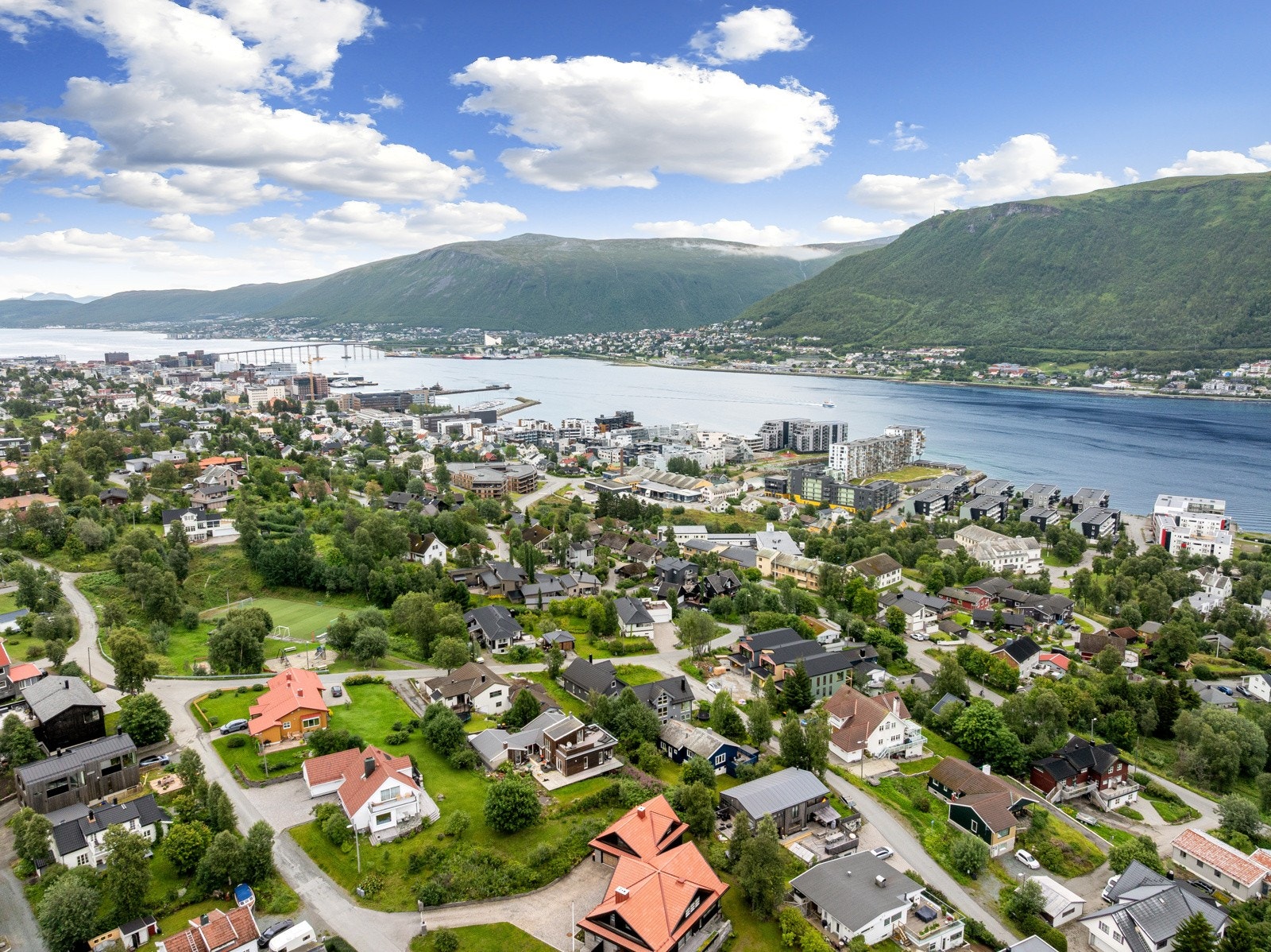 Her snakker man om beliggenhet. Unik utsikt mot fastlandet og Fløya hvor man kan nyte fjellfyrverkeriet på Nyttårsaften.
