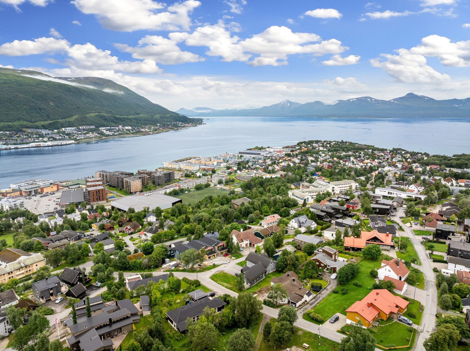 Fantastisk utsikt mot Tromsøya, Balsfjorden og Rya.