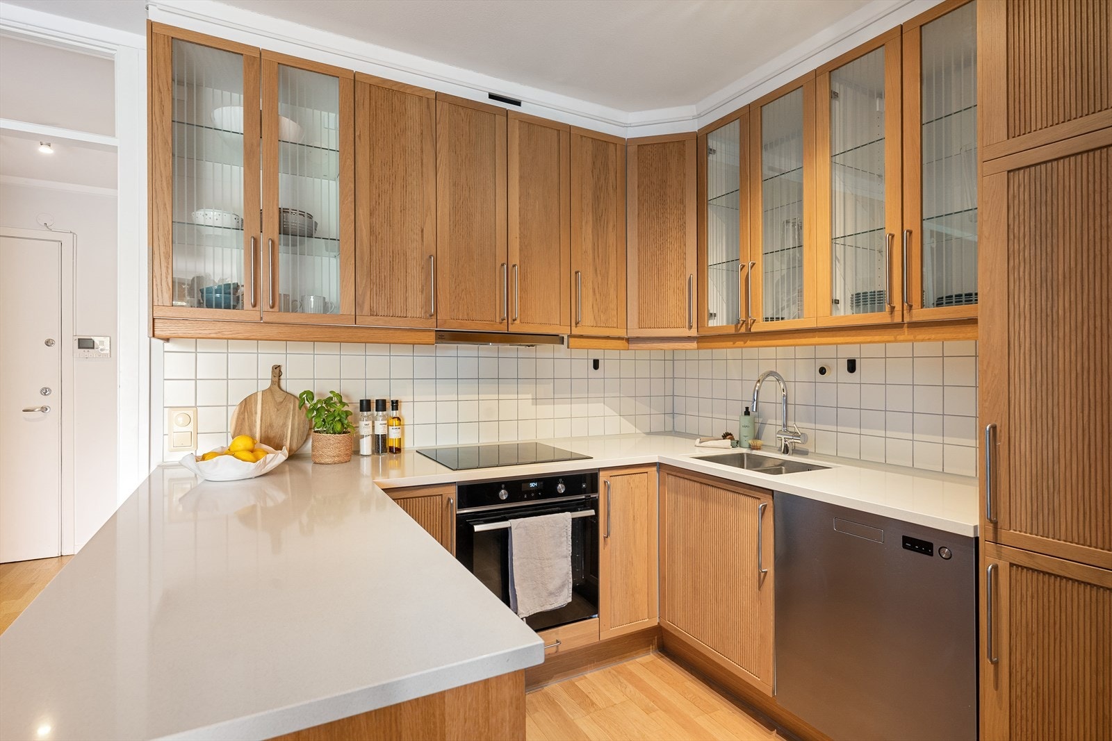 Innredningen består av profilerte fronter, benkeplate i stein og vask. Galleribilde