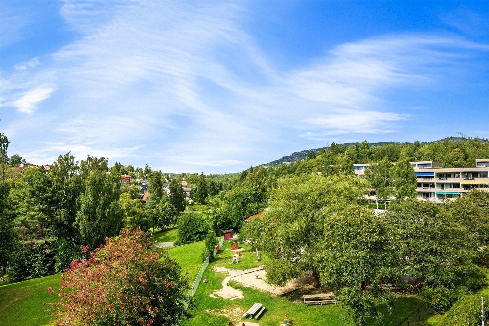 Utsikt over de frodige og parkmessige fellesarealene og Mærradalen. Galleribilde