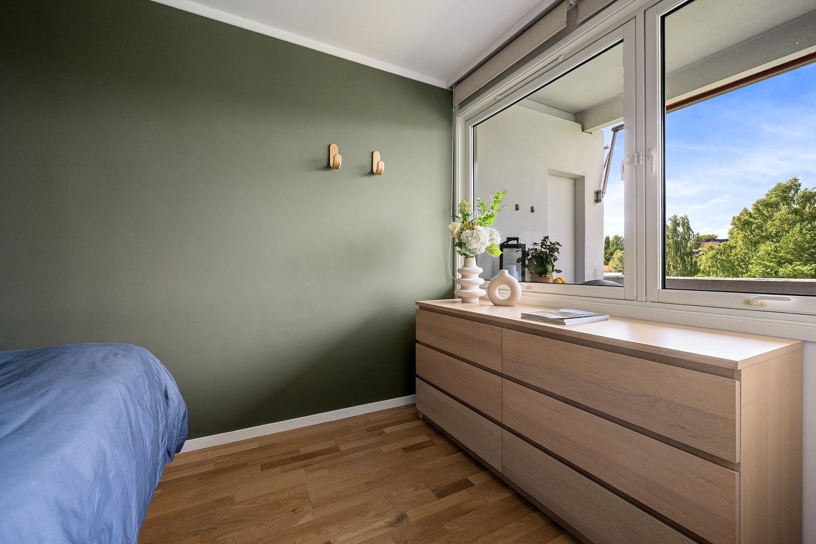 Vinduet vender mot balkongen og slipper inn godt dagslys. Galleribilde