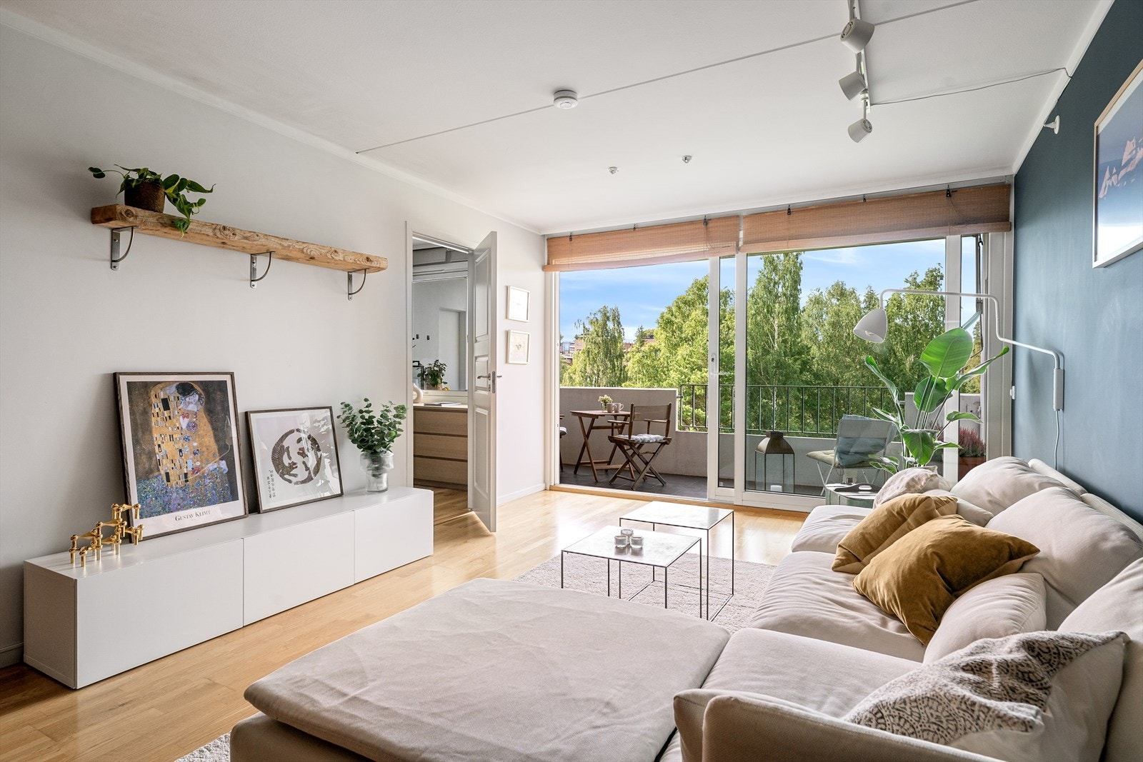 De store vindusflatene slipper inn rikelig med naturlig lys til rommet, noe som bidrar til en behagelig atmosfære. Galleribilde