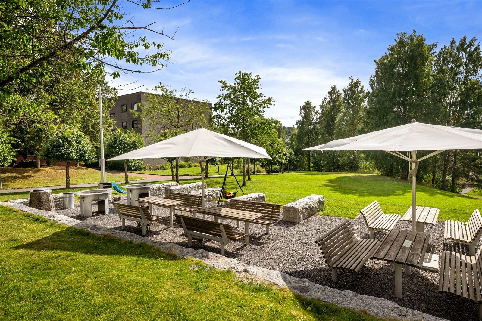 Borettslaget har flotte, opparbeidede fellesområder med grillplasser og sittegrupper. Hyggelig og sosial plass for beboerne! Galleribilde