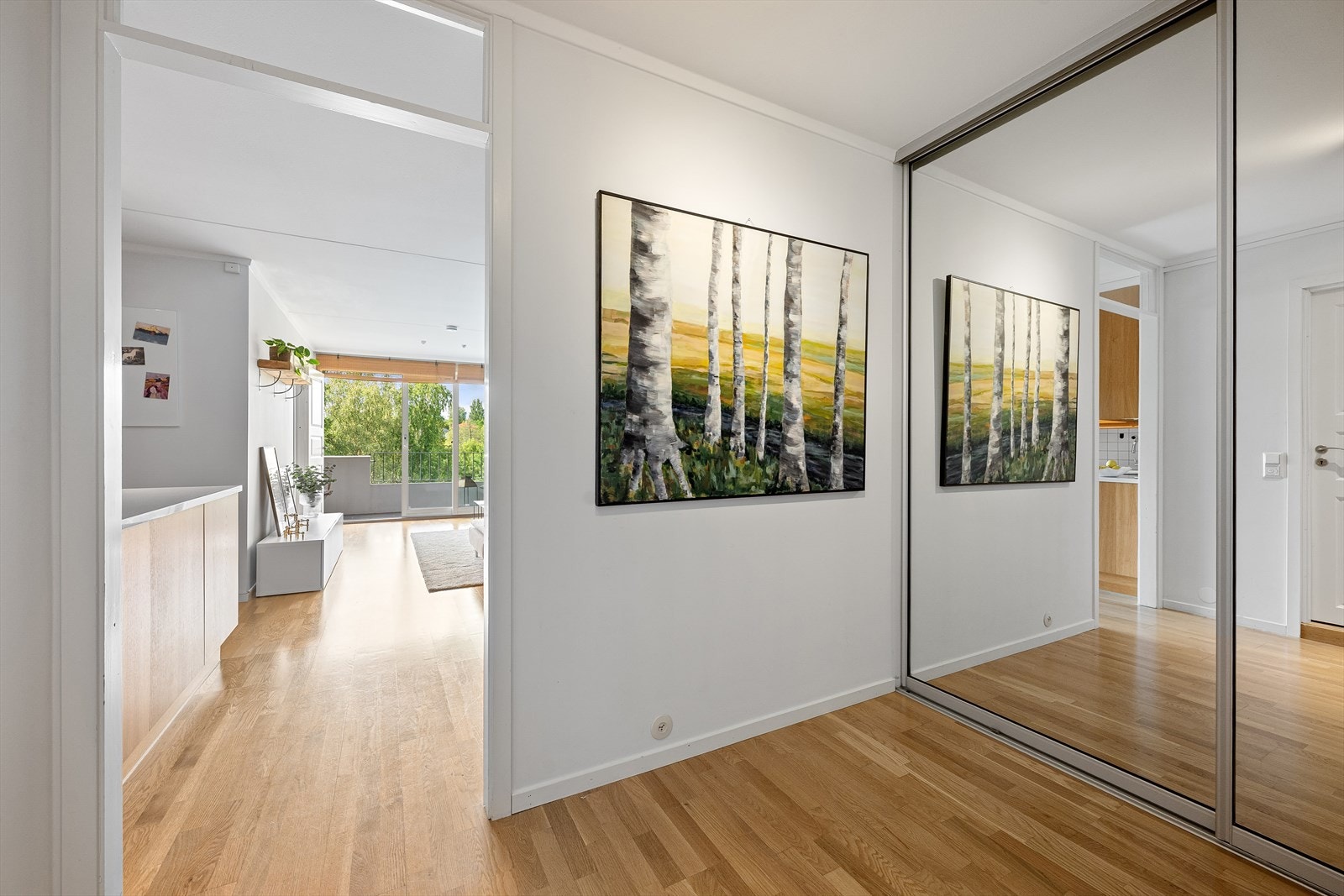 Fra entréen kommer du deg videre inn i leiligheten som består av entré, åpen kjøkken/stue, soverom og bad. Galleribilde