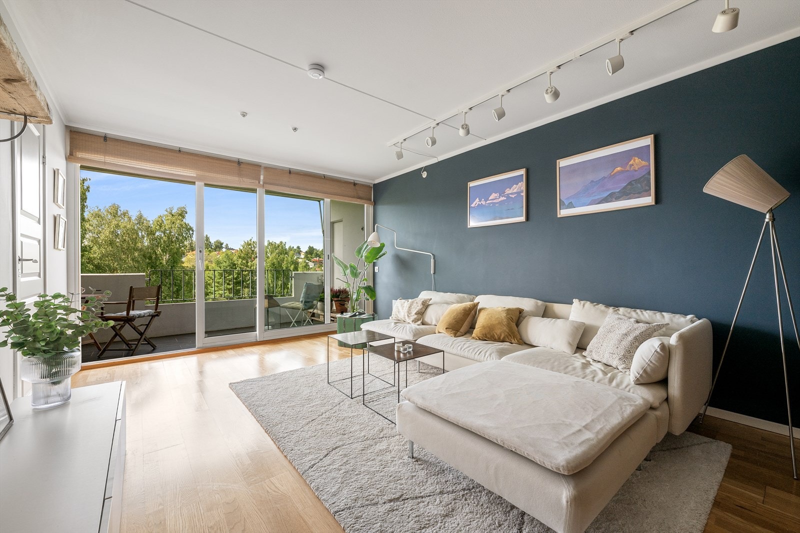 Fra stuen er det utgang til en stor nordvestvendt balkong på 10,3 m². Galleribilde