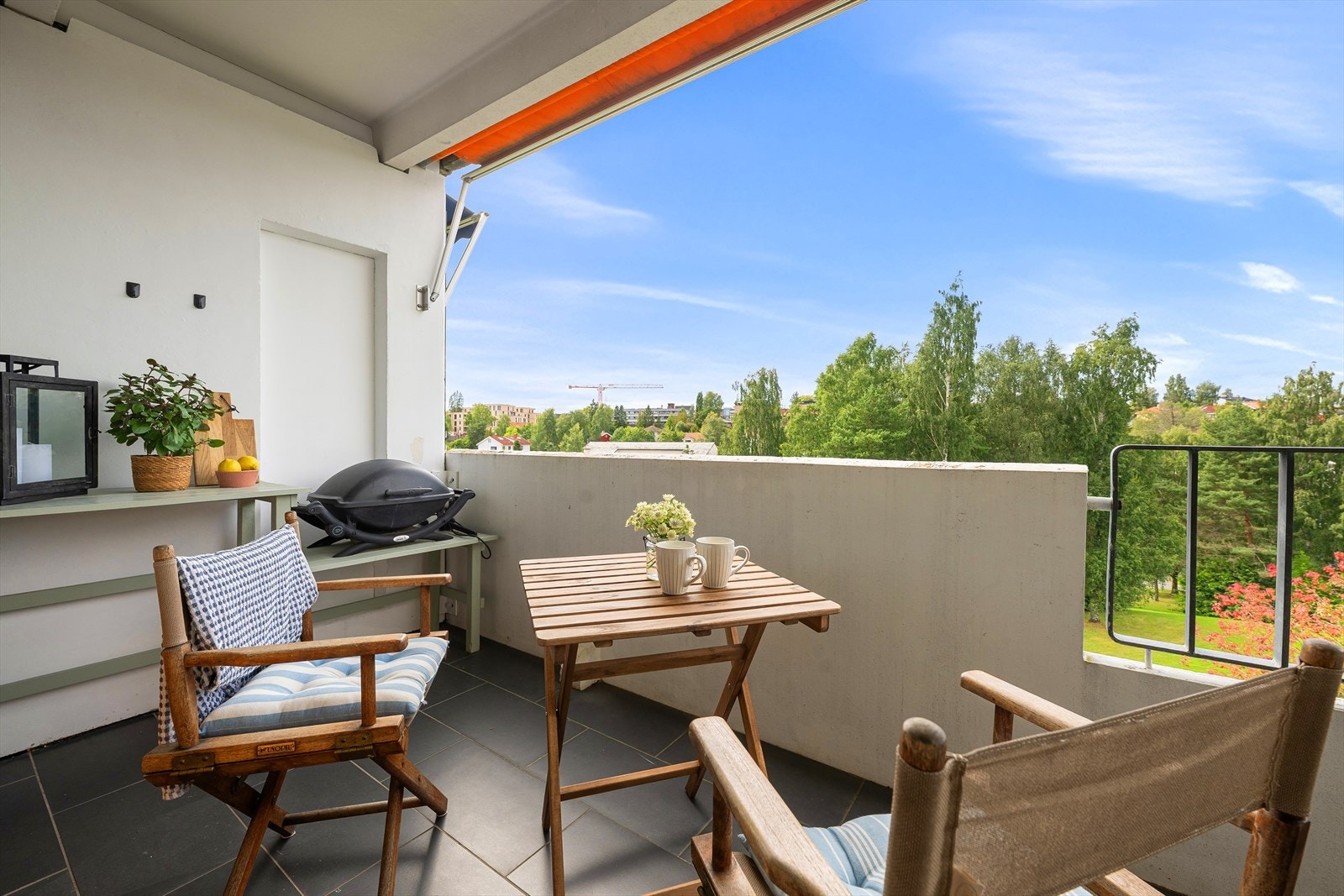 Balkongen har gode solforhold og oppleves som en forlengelse av stuen på sommerstid. Galleribilde
