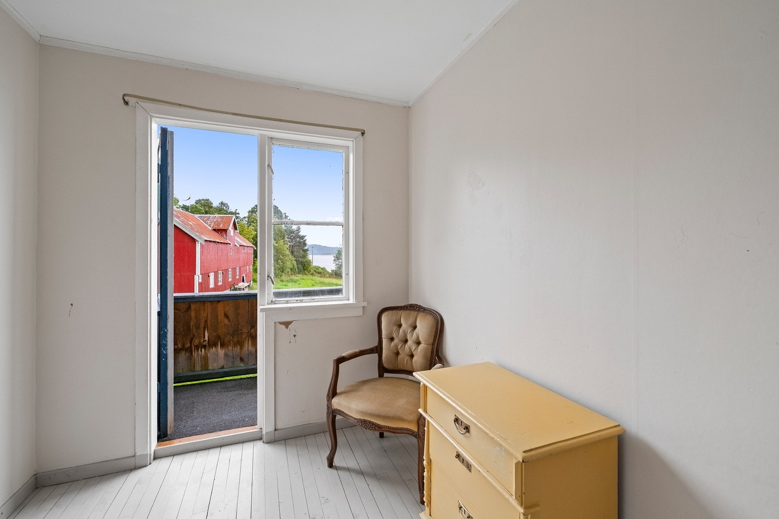 Det ene soverommet mot nordøst har utgang til en liten balkong Galleribilde
