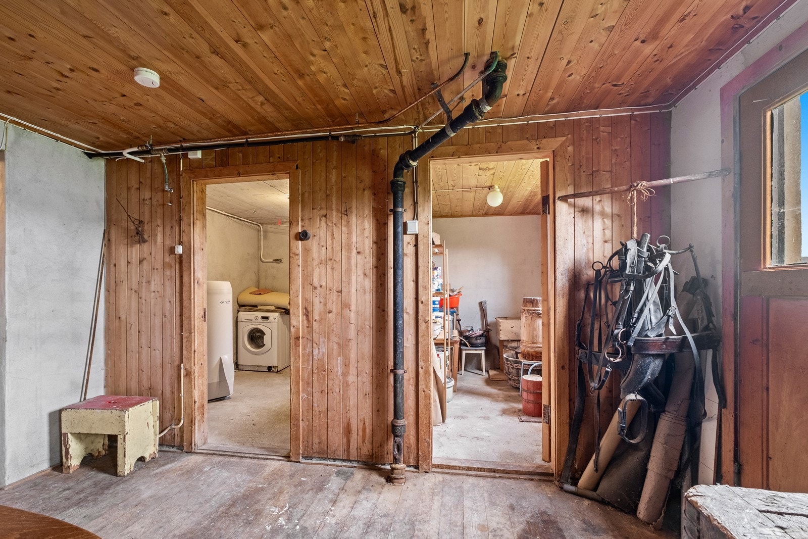 Kjelleretasjen har mange boder og mye plass til oppbevaring Galleribilde
