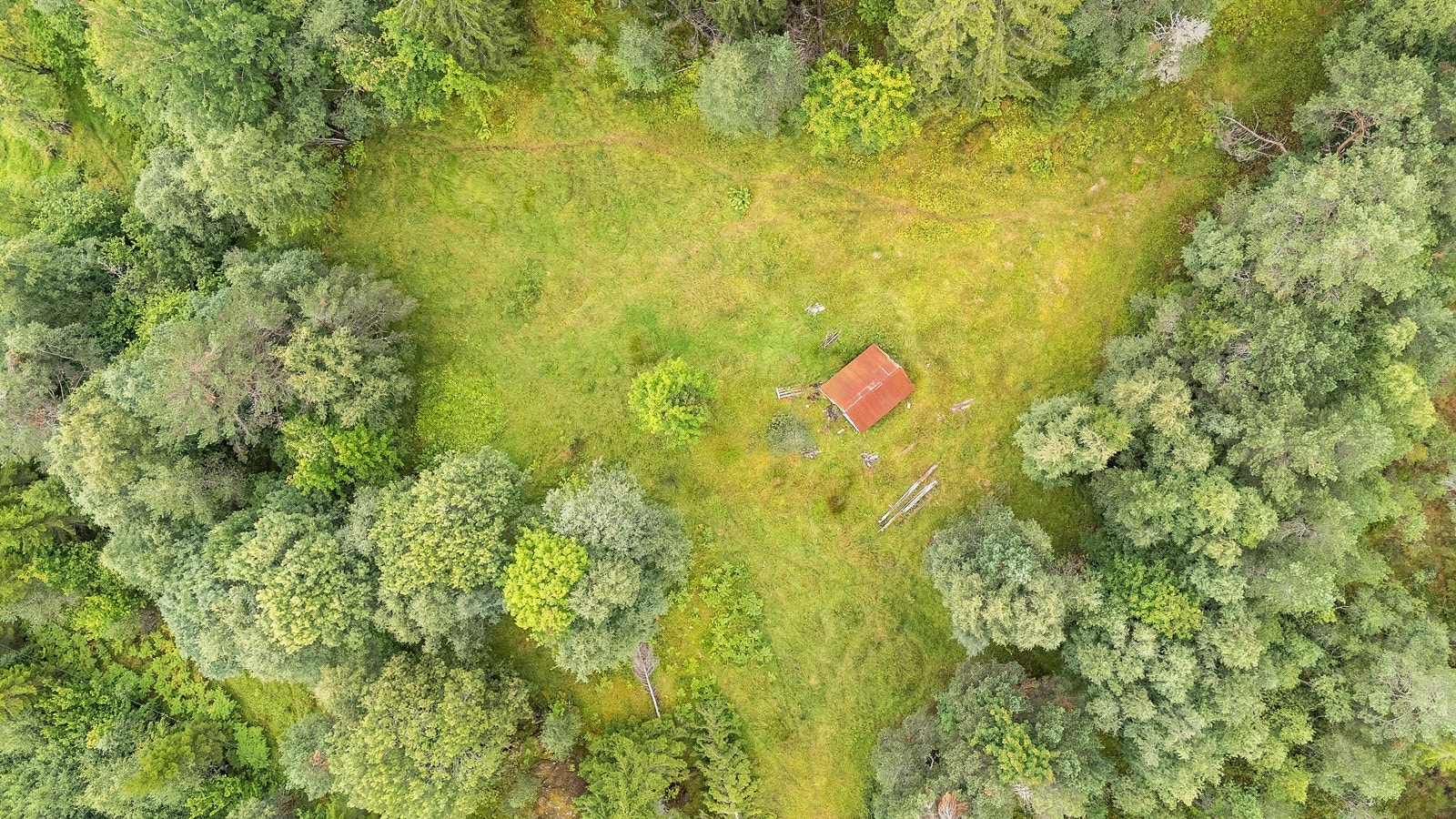 Dronebilde over sommerfjøset og næromgivelsene Galleribilde