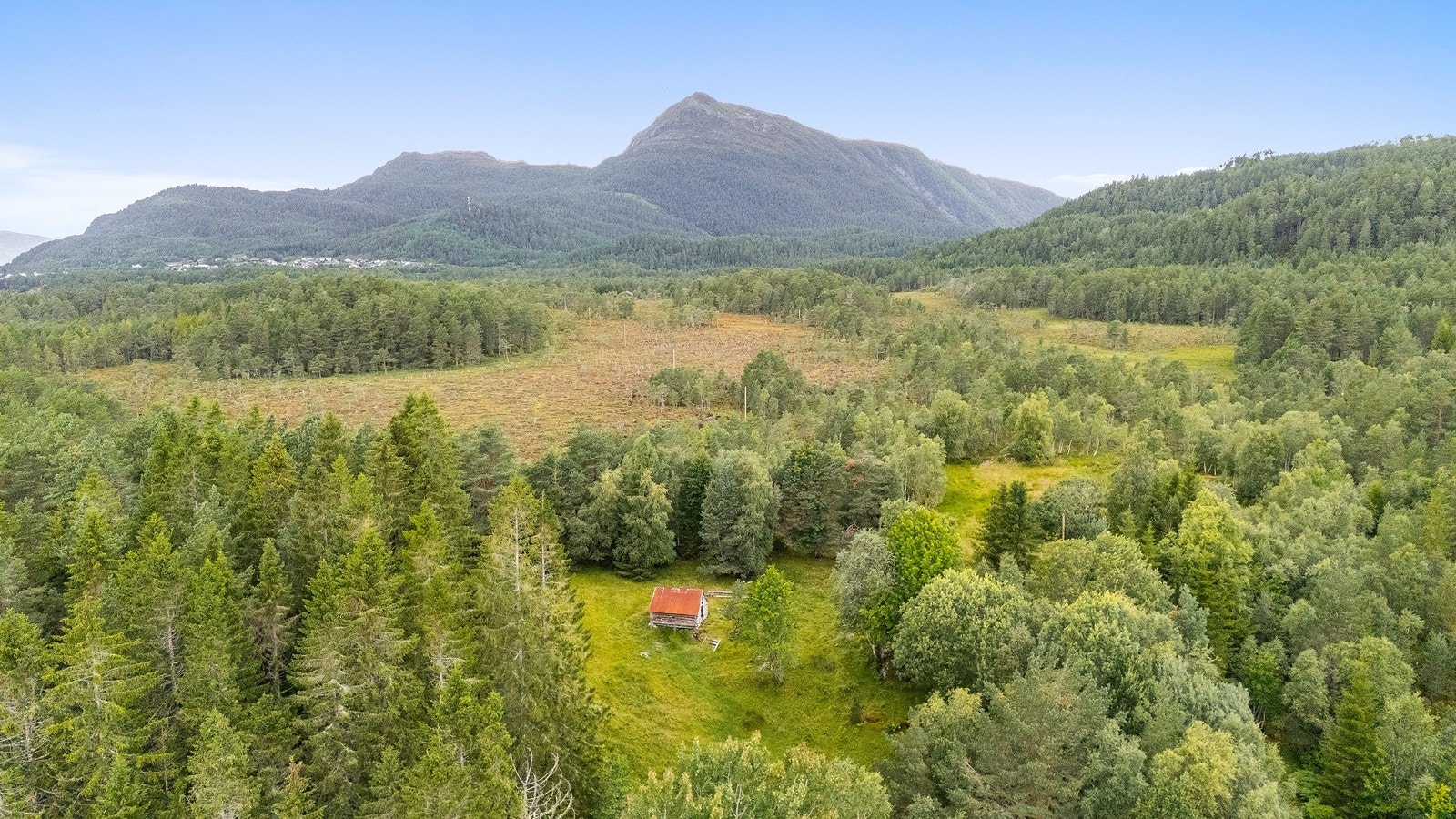 Sommerfjøset ligger i høyden, på oppsiden av Orvegen, med Lågfjellet og Freikollen som bakteppe Galleribilde