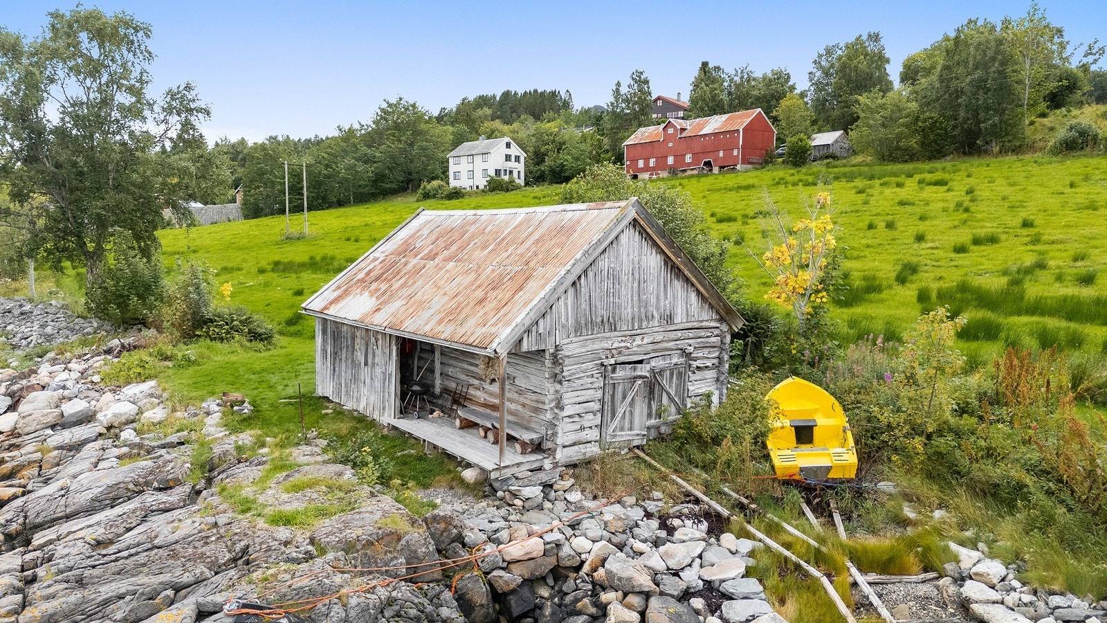 Naust, med driftsbygning og boligen i bakgrunnen Galleribilde