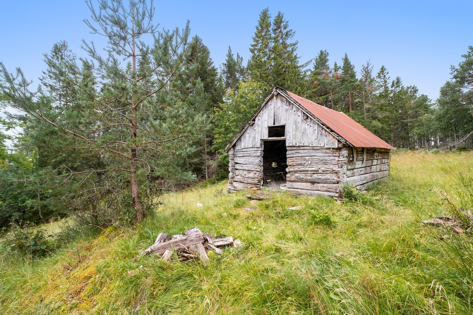 Sommerfjøset vitner om en tid da eiendommen var i aktiv drift og gir eiendommen et autentisk gårdspreg. Galleribilde