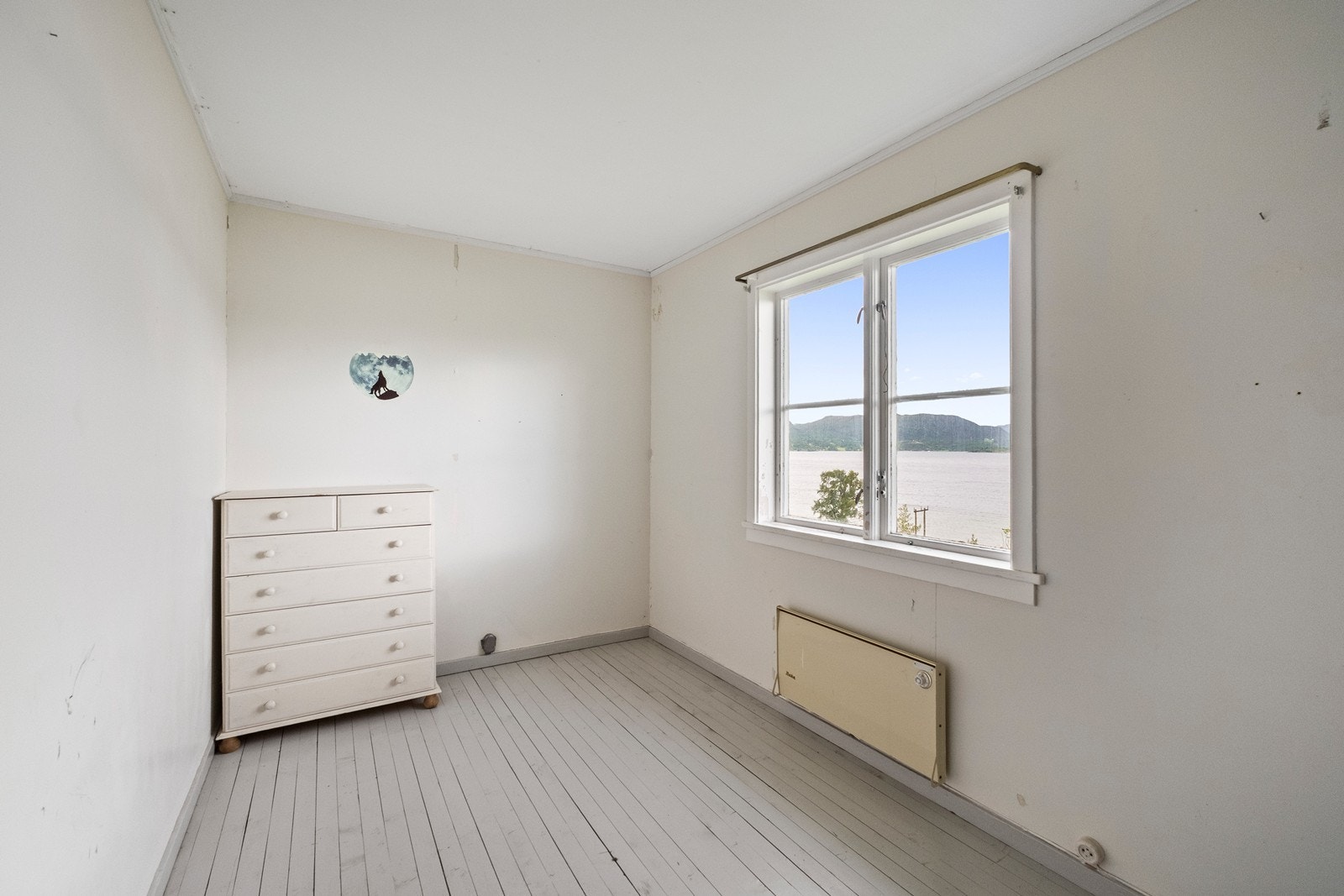 Boligen har en gjennomgående eldre, men funksjonell standard, med romslige arealer og mulighet til å skape et hjem etter egne ønsker og behov. Galleribilde