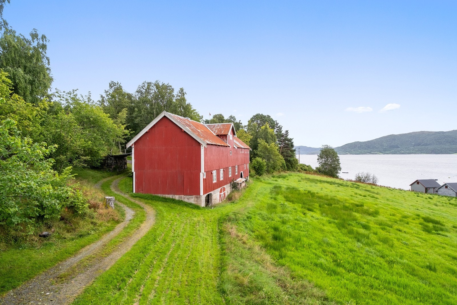 Driftsbygning med låve og fjøs Galleribilde