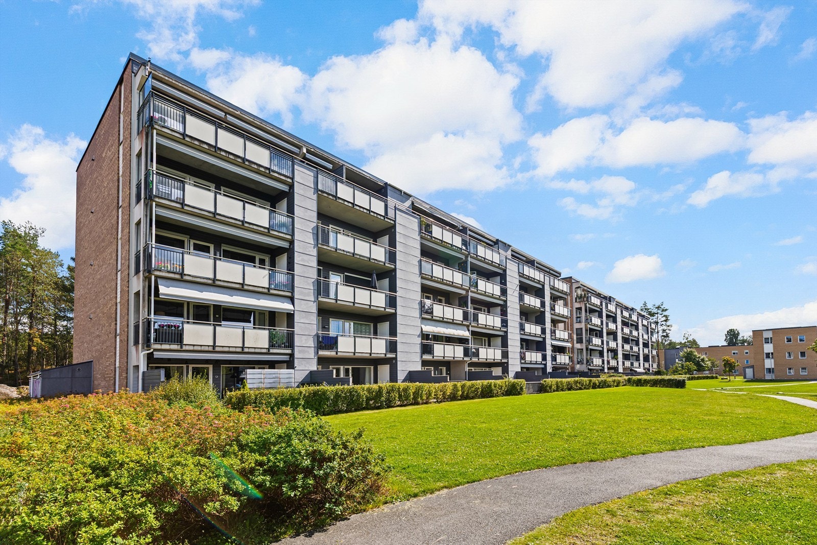 Moderne bygg fra 2013 - pent opparbeidete fellesområder med bl.a. gressplen og diverse beplantinger Galleribilde