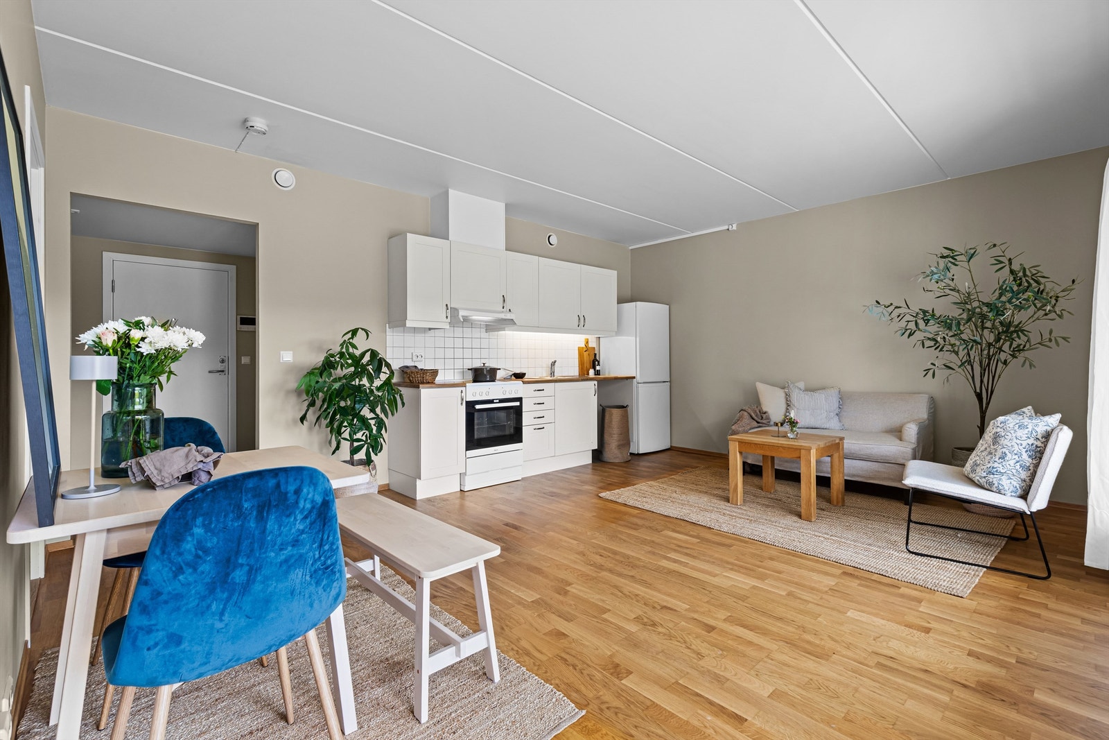 Åpen kjøkkenløsning mot stue - moderne leilighet fra 2013 Galleribilde
