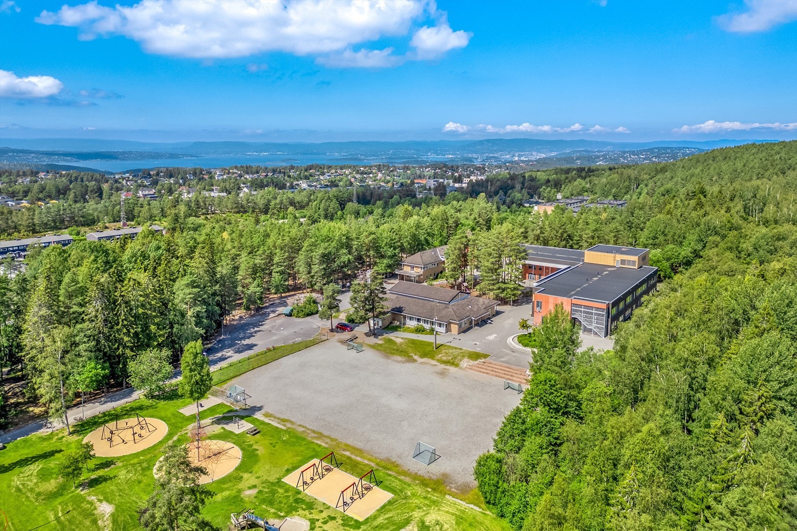 Rett ved Tårnåsen barneskole - kort og trygg vei - skolen ligger inntil marka Galleribilde