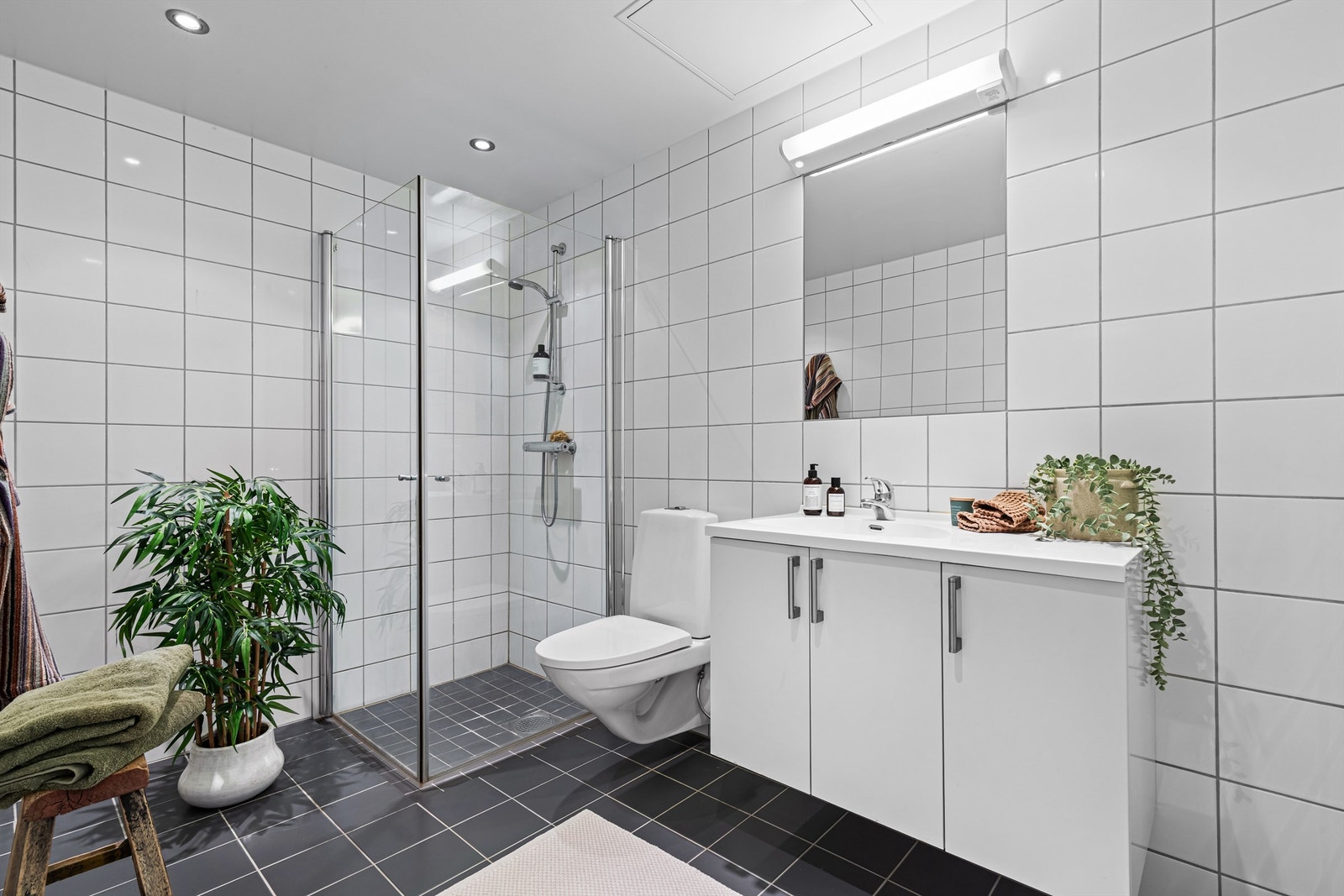 Bad - flislagt gulv og vegger, malt himling - gulvvarme - downlights i himling Galleribilde