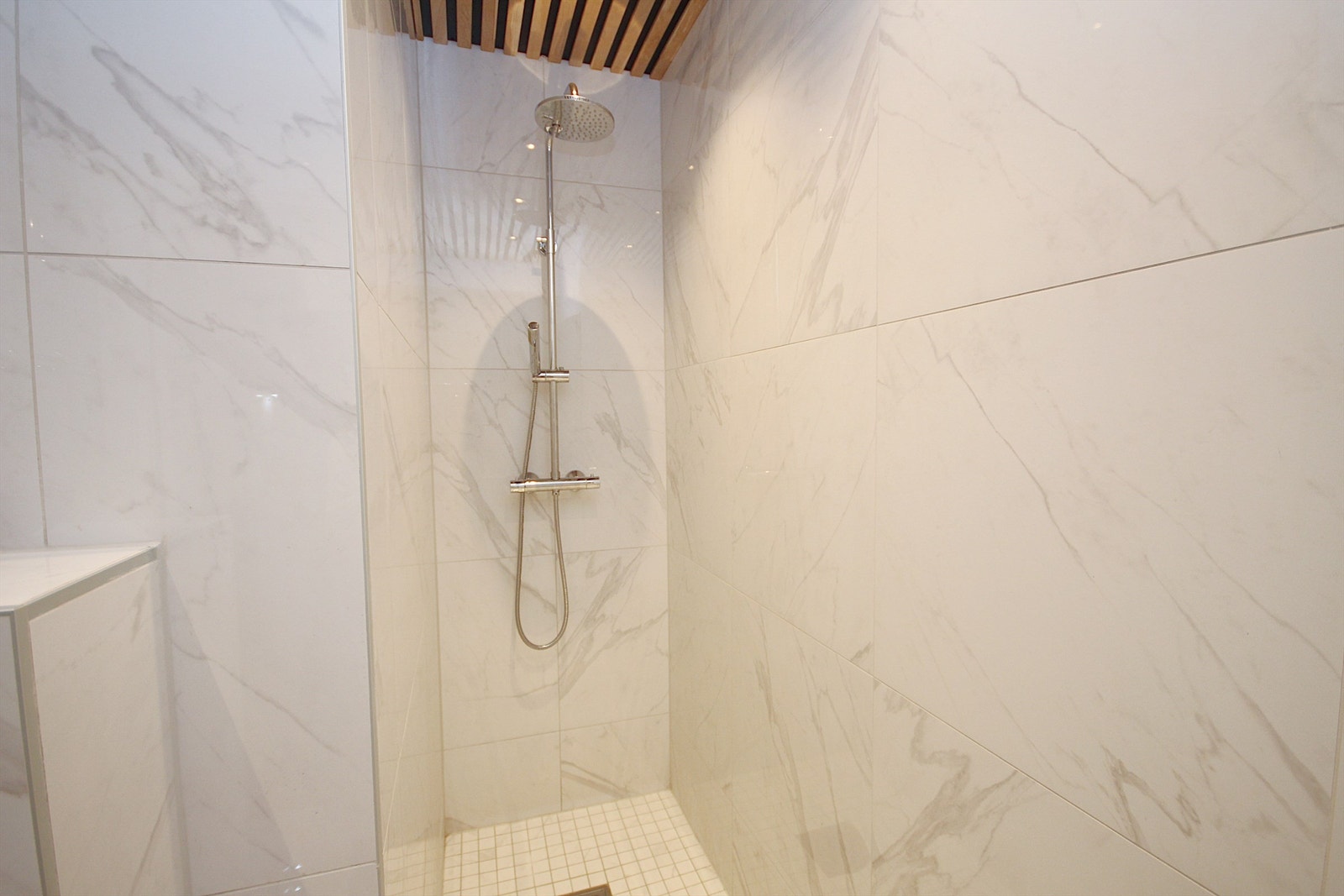 Lekkert flislagt bad med rainshowerdusj. Galleribilde