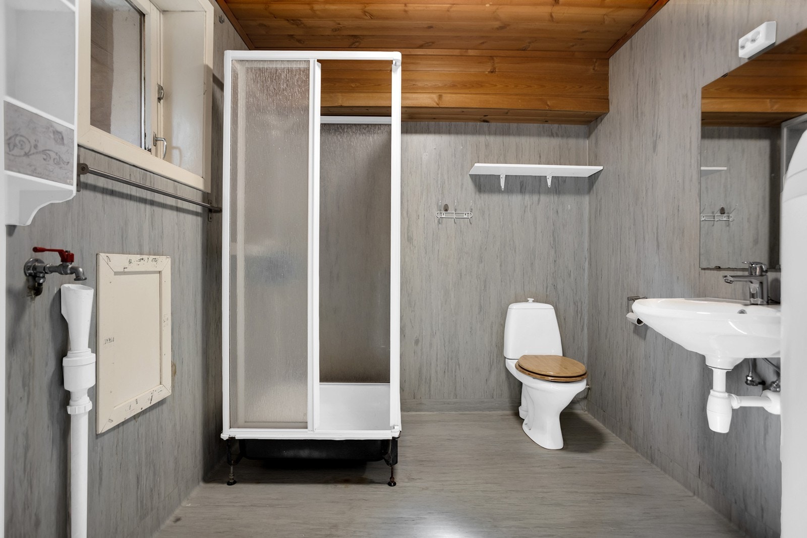 Badet er innredet med dusjkabinett, toalett og servant. Opplegg for vaskemaskin. Galleribilde