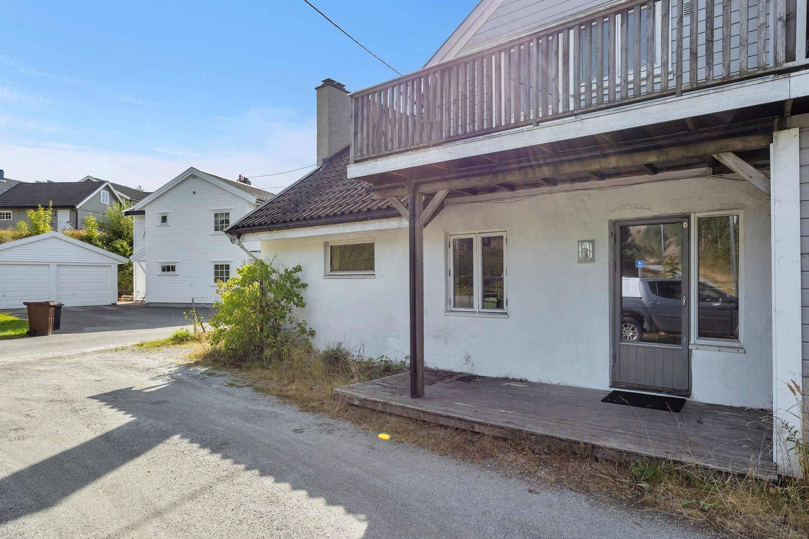 Overbygget uteplass med utgang fra stuen. Her er det lang kveldssol. Galleribilde