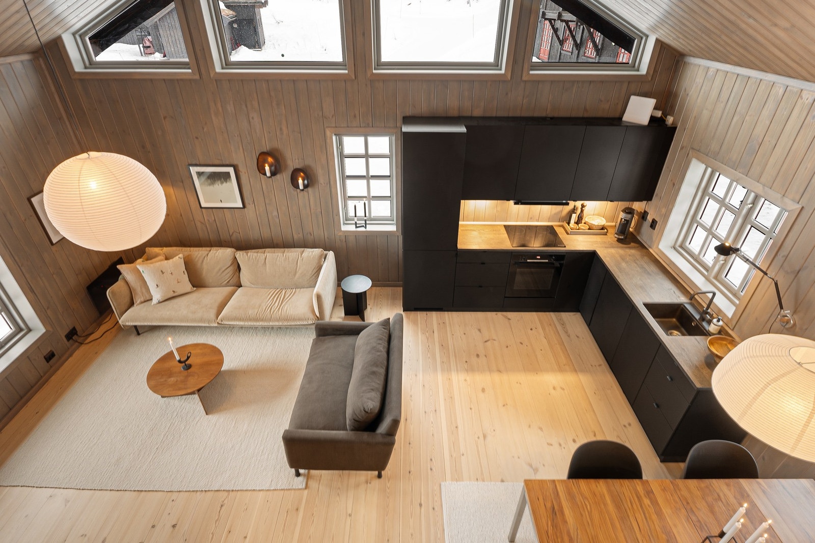 Innbydende og luftig stue med plass til både sofagruppe og spisebord.